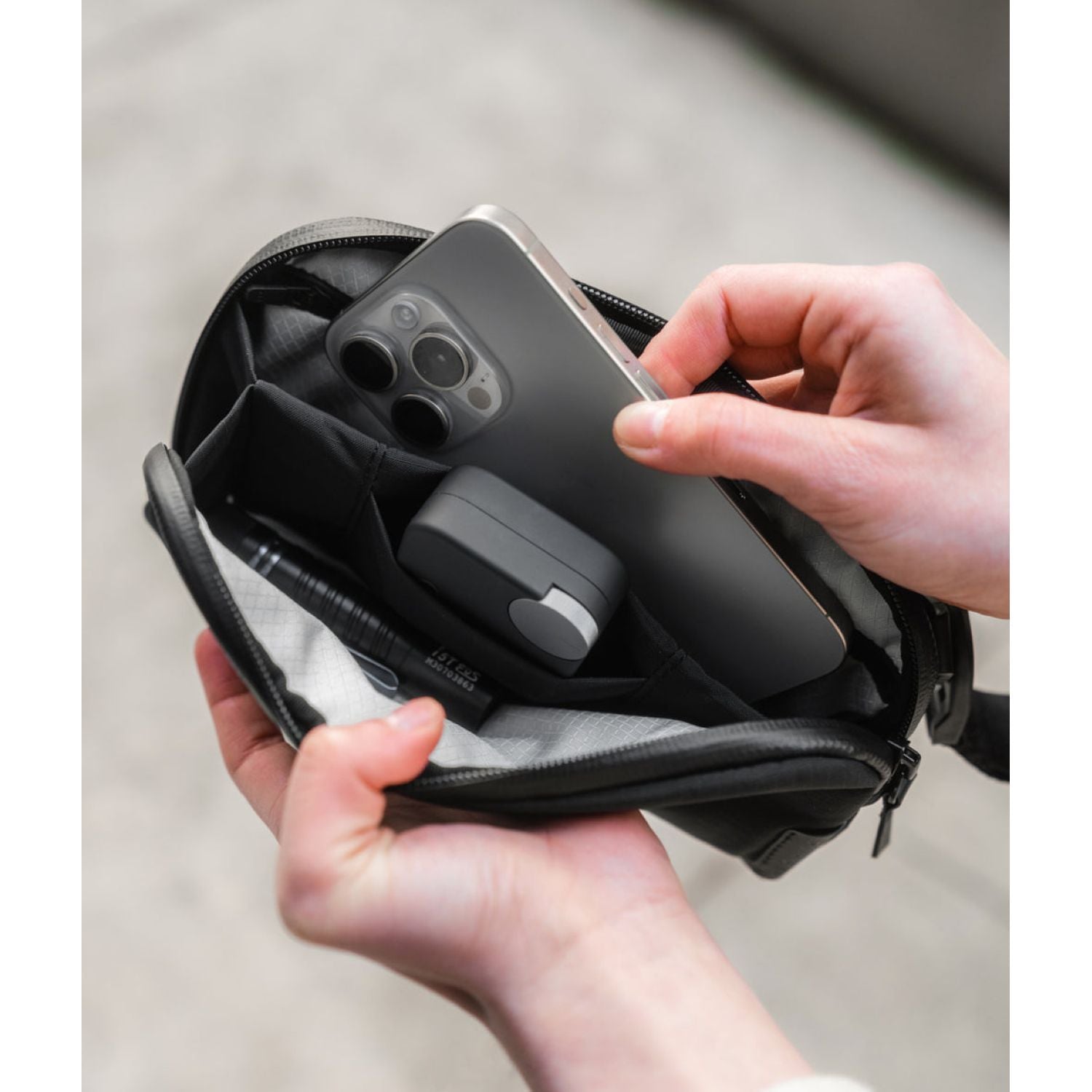 ALPAKA Flight Pouch Axoflux 210D (Black)