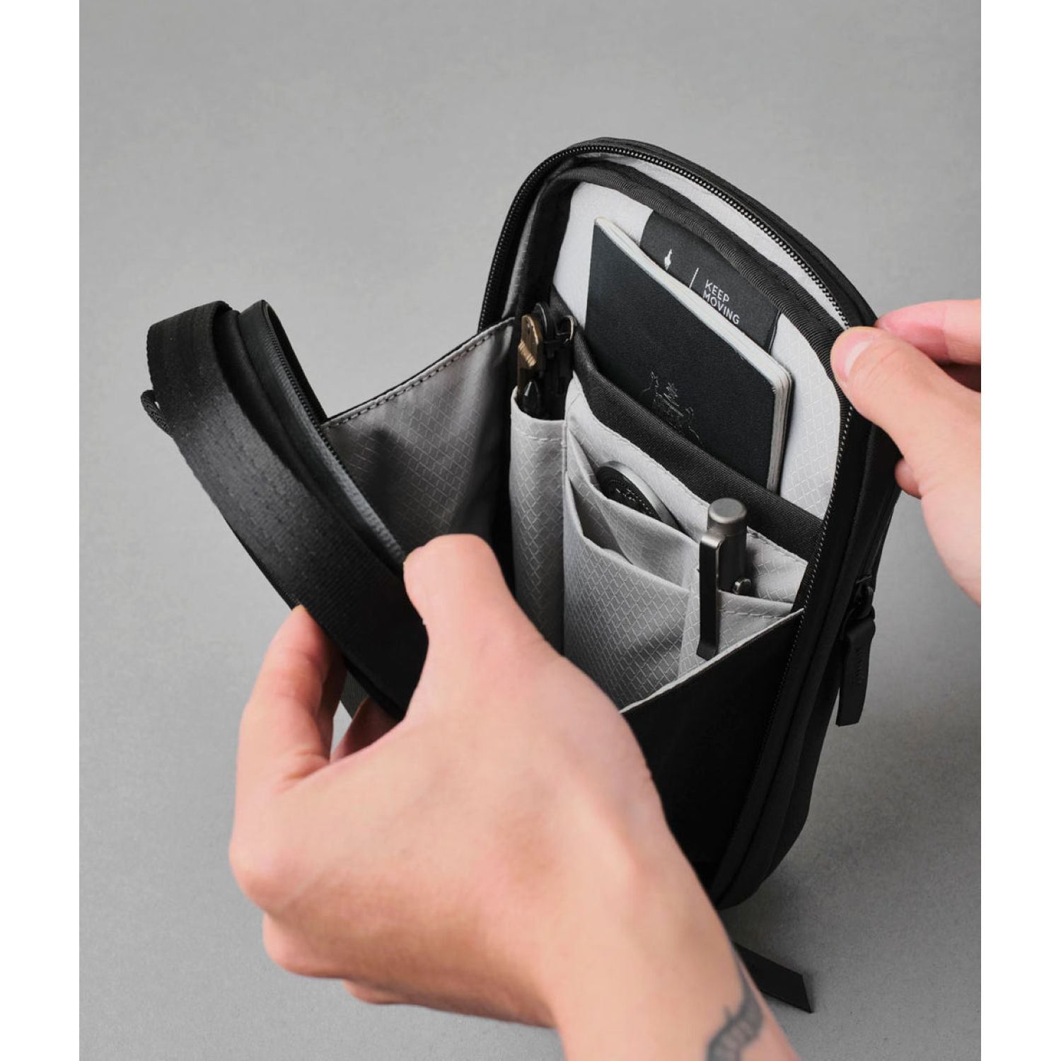 ALPAKA Metro Sling V2 Axoflux 300D (Black)