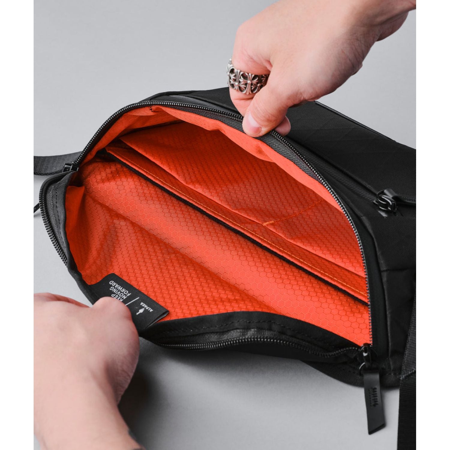 ALPAKA Bravo Sling Mini V2 VX42 (Black)