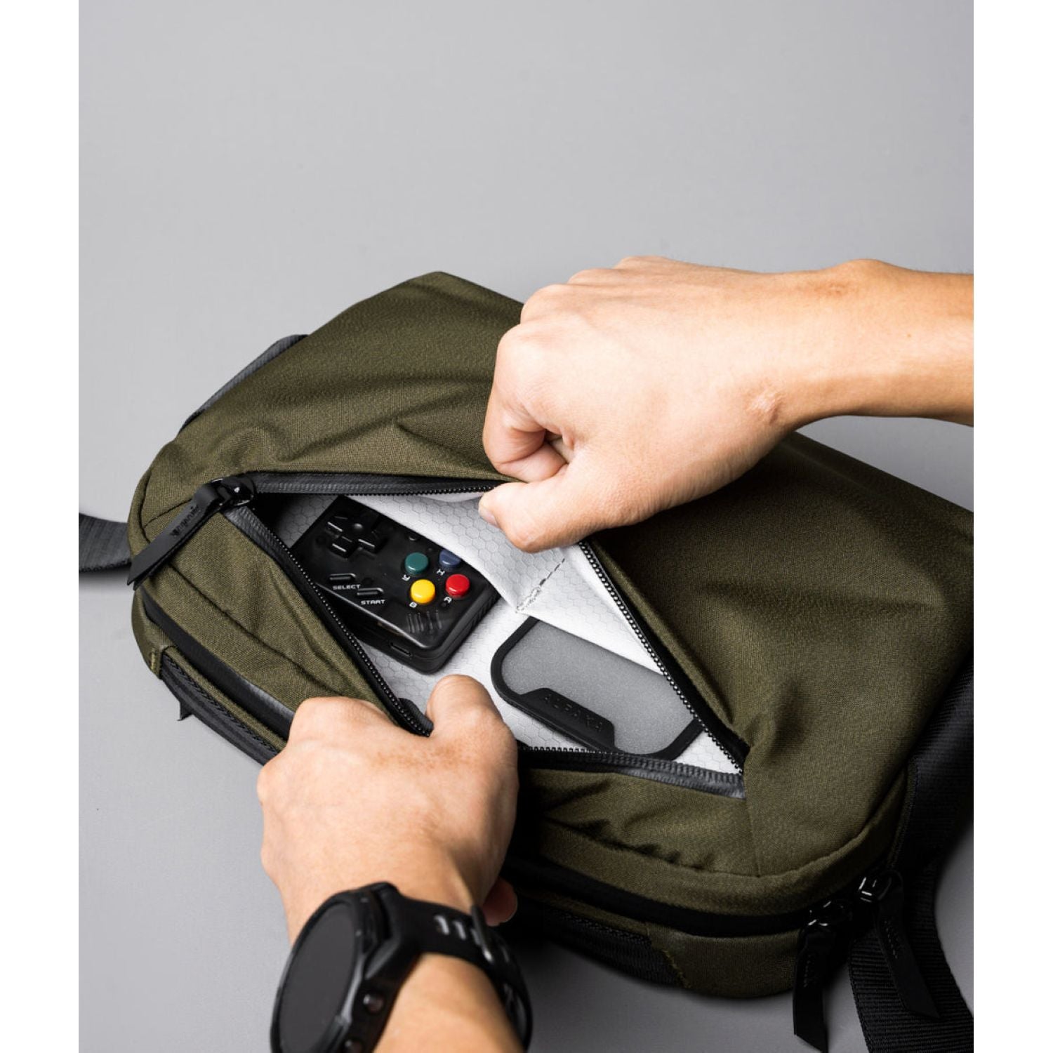 ALPAKA Go Sling Mini V2 Axoflux 300D (Army Green)