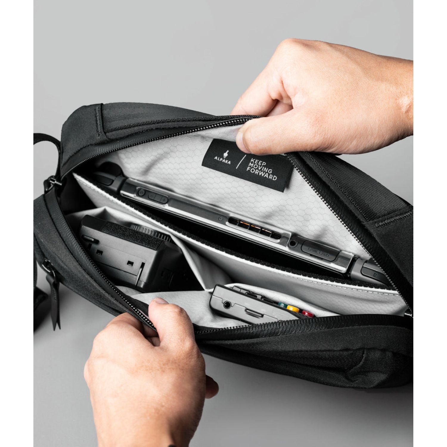 ALPAKA Go Sling Mini V2 Axoflux 300D (Black)