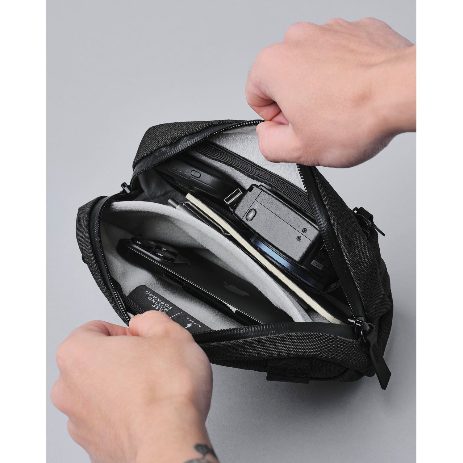 ALPAKA Go Sling Nano Axoflux 600D (Black)