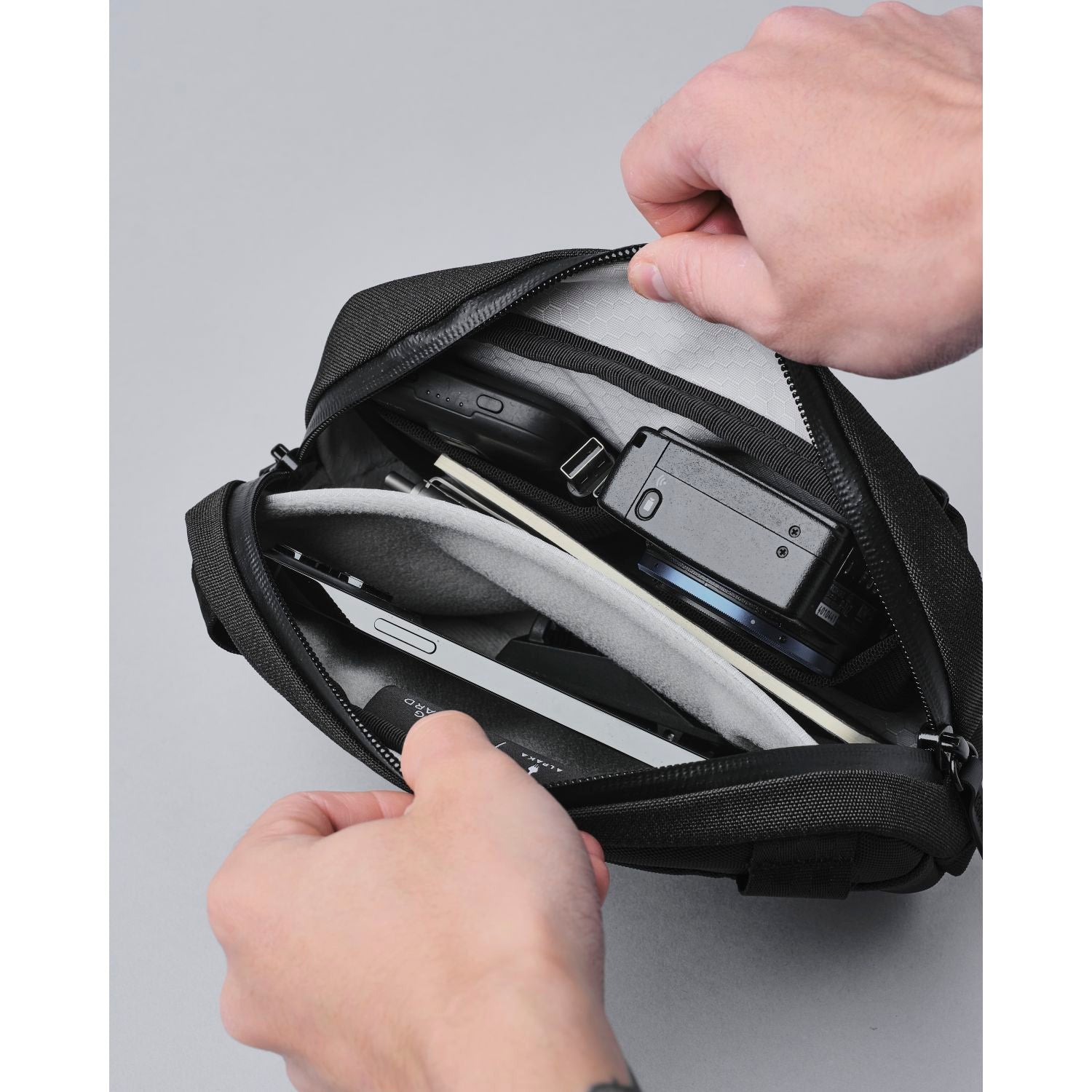 ALPAKA Go Sling Nano Axoflux 600D (Black)