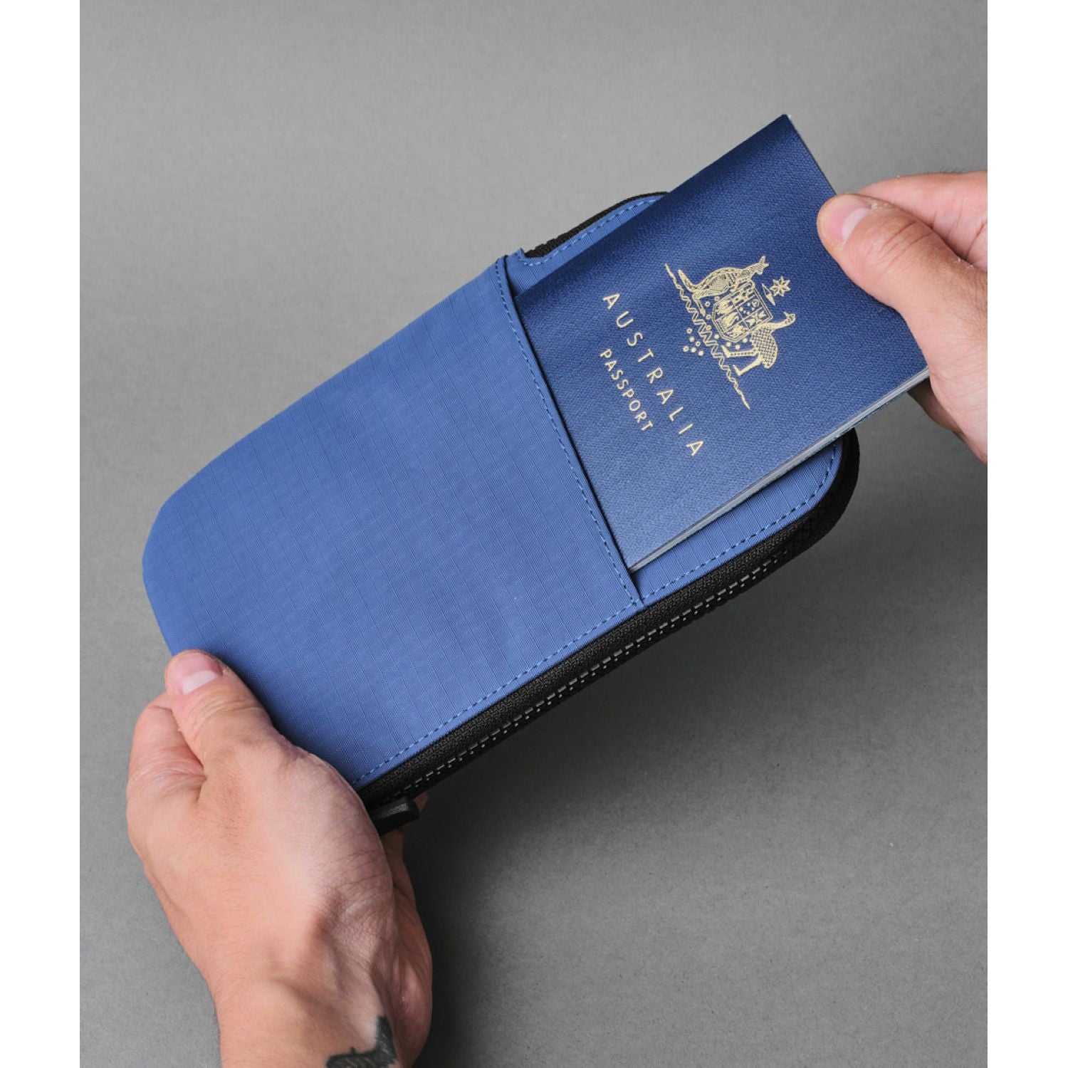 ALPAKA Zip Travel Wallet Axoflux 210D (Blue)