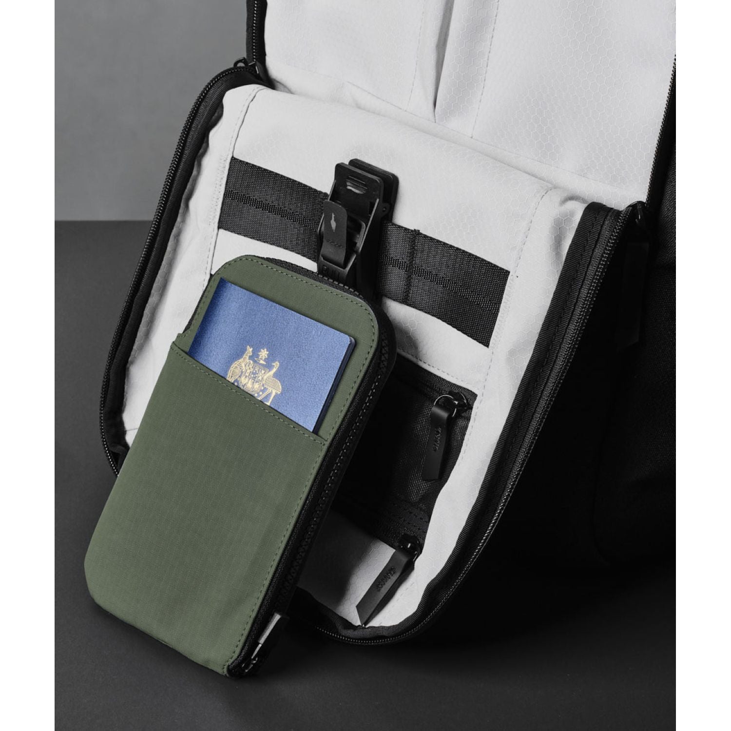 ALPAKA Zip Travel Wallet Axoflux 210D (Green)