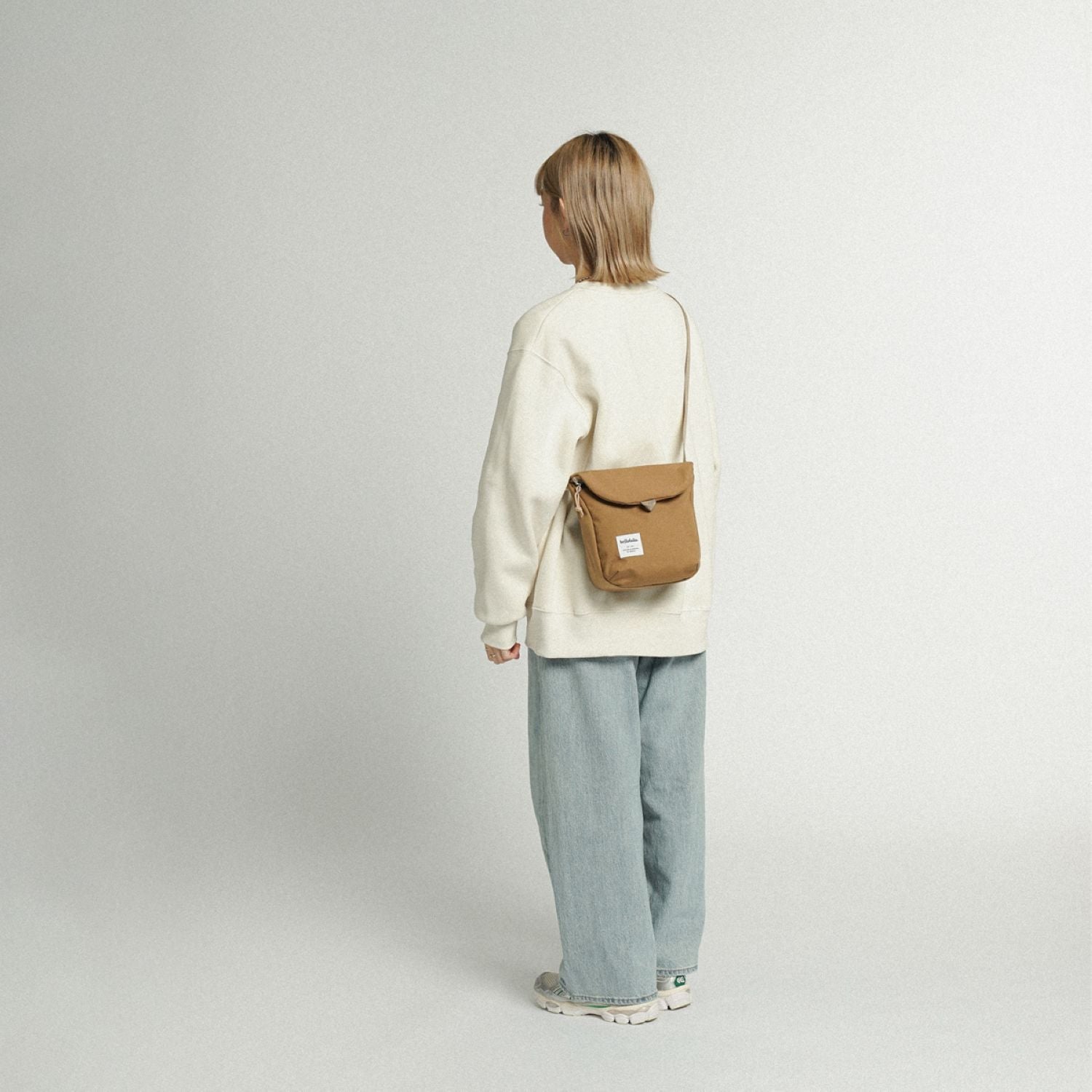 Hellolulu Desi Sling Bag Recycled (Wood Brown)