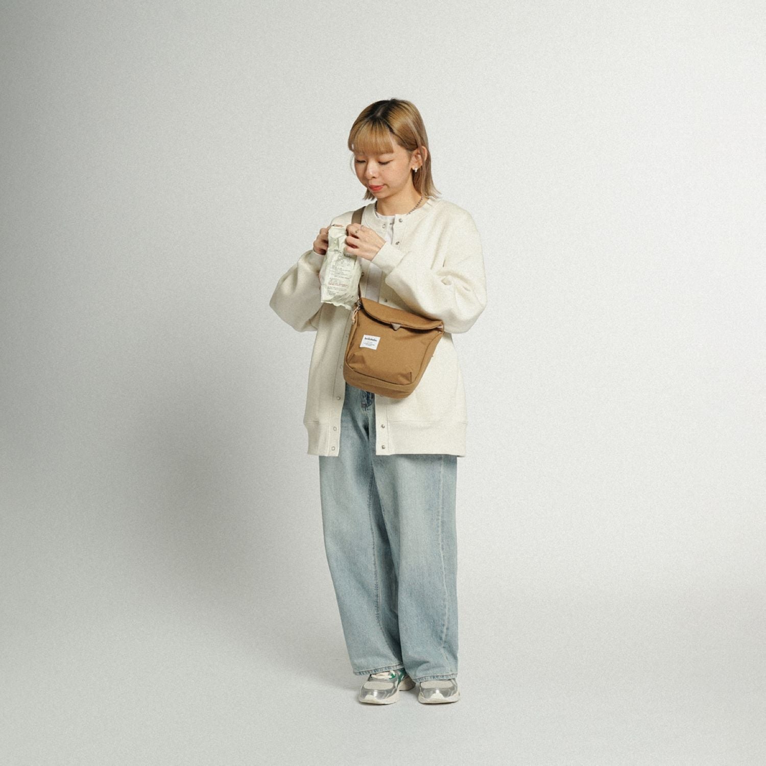 Hellolulu Desi Sling Bag Recycled (Wood Brown)
