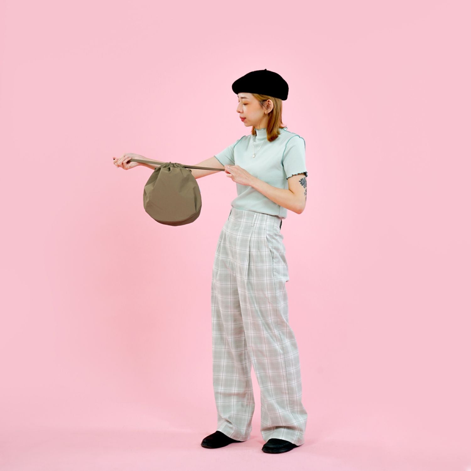 Hellolulu Kate 2 Way Oval Sling L (Frosted Almond)