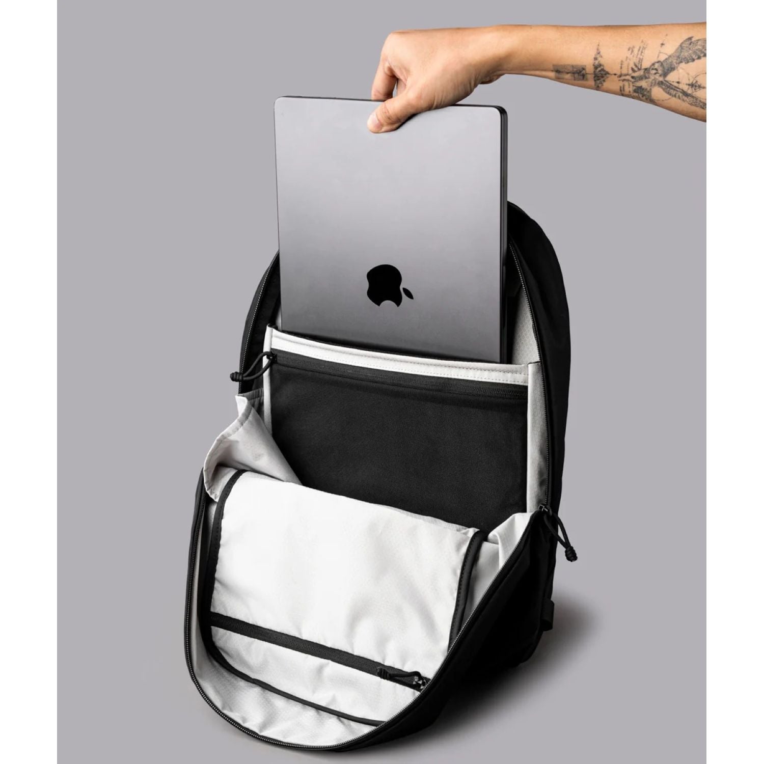 ALPAKA Aero Backpack Lite Axoflux 210D 16L (Black)