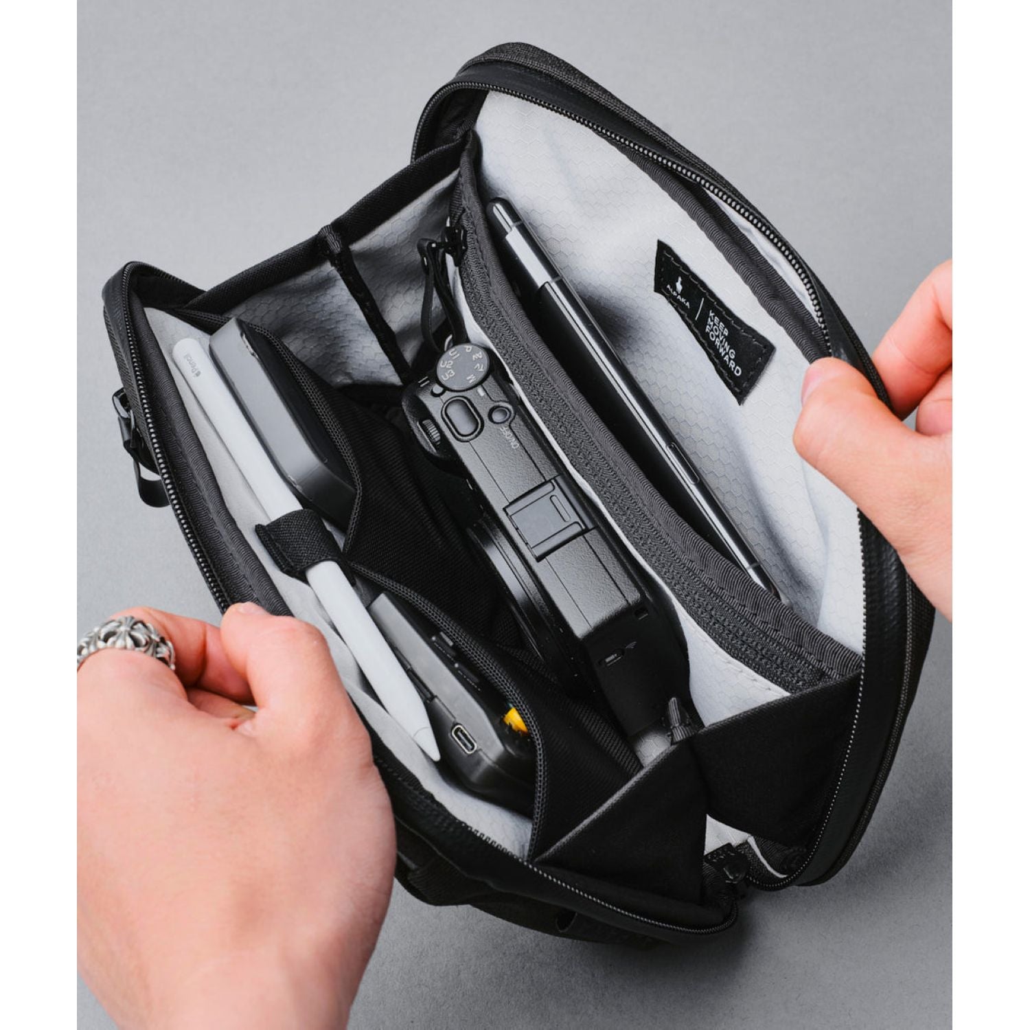 ALPAKA Elements Tech Case Mini Axoflux 600D (Black)