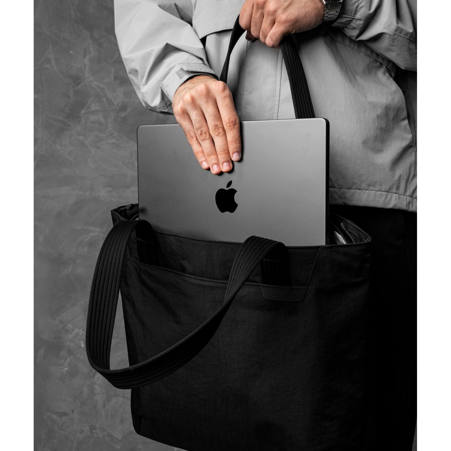 ALPAKA Flight Tote Bag (M) Axoflux 400D (Black)