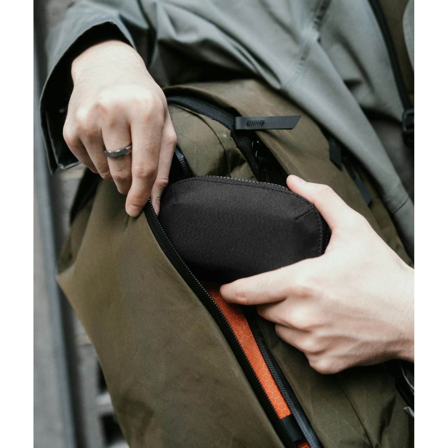 ALPAKA Hub Zip Pocket Axoflux 300D (Black)