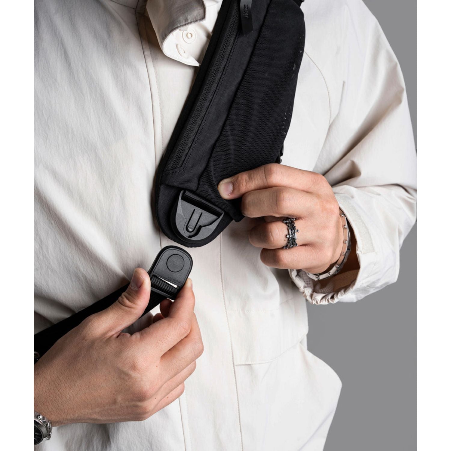 ALPAKA Metro Crossbody Left Shoulder Axoflux 210D (Black)