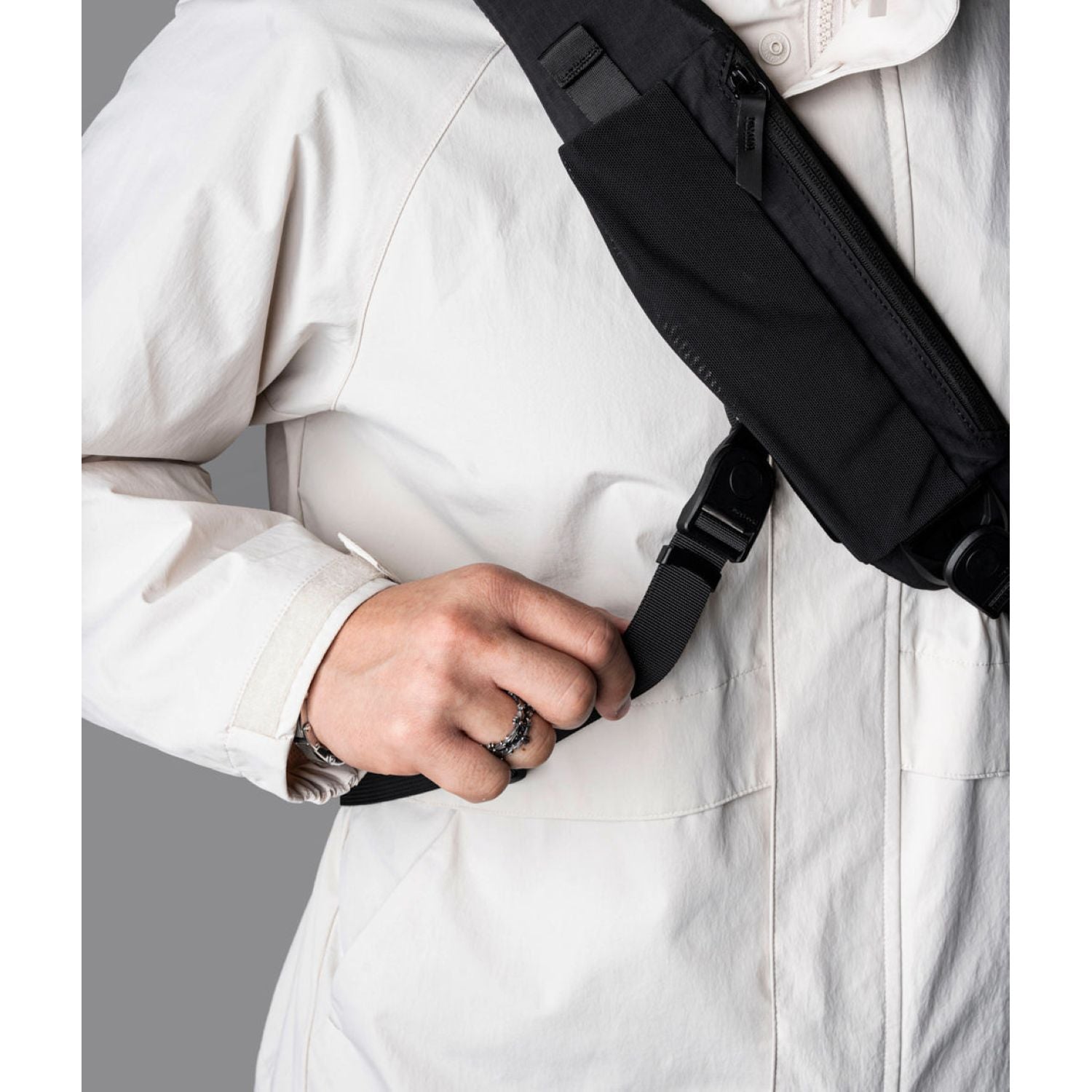 ALPAKA Metro Crossbody Right Shoulder Axoflux 210D (Black)