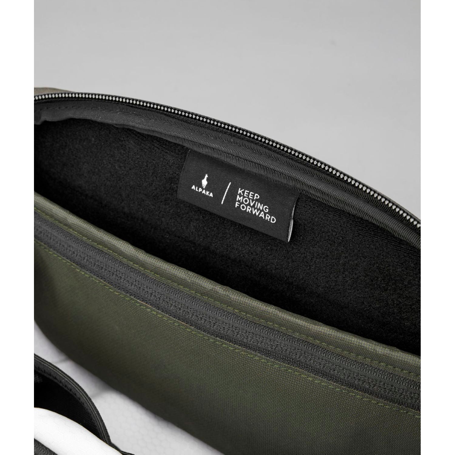 (PRE-ORDER) ALPAKA Vertex Mission Sling With Green Patch Ultradyne 100D (Green)