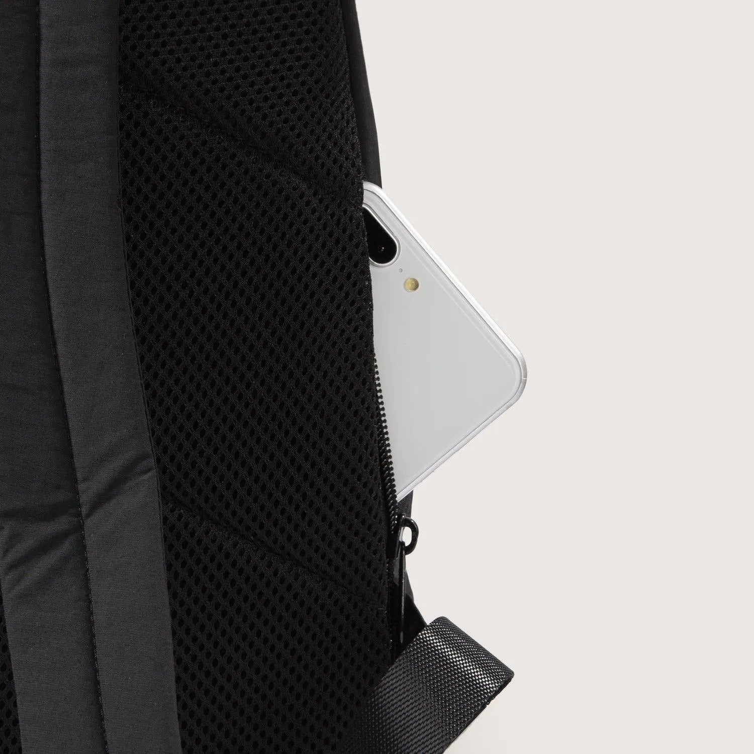 Bagsmart Zoraesque Feather Light Backpack 14L (Black)