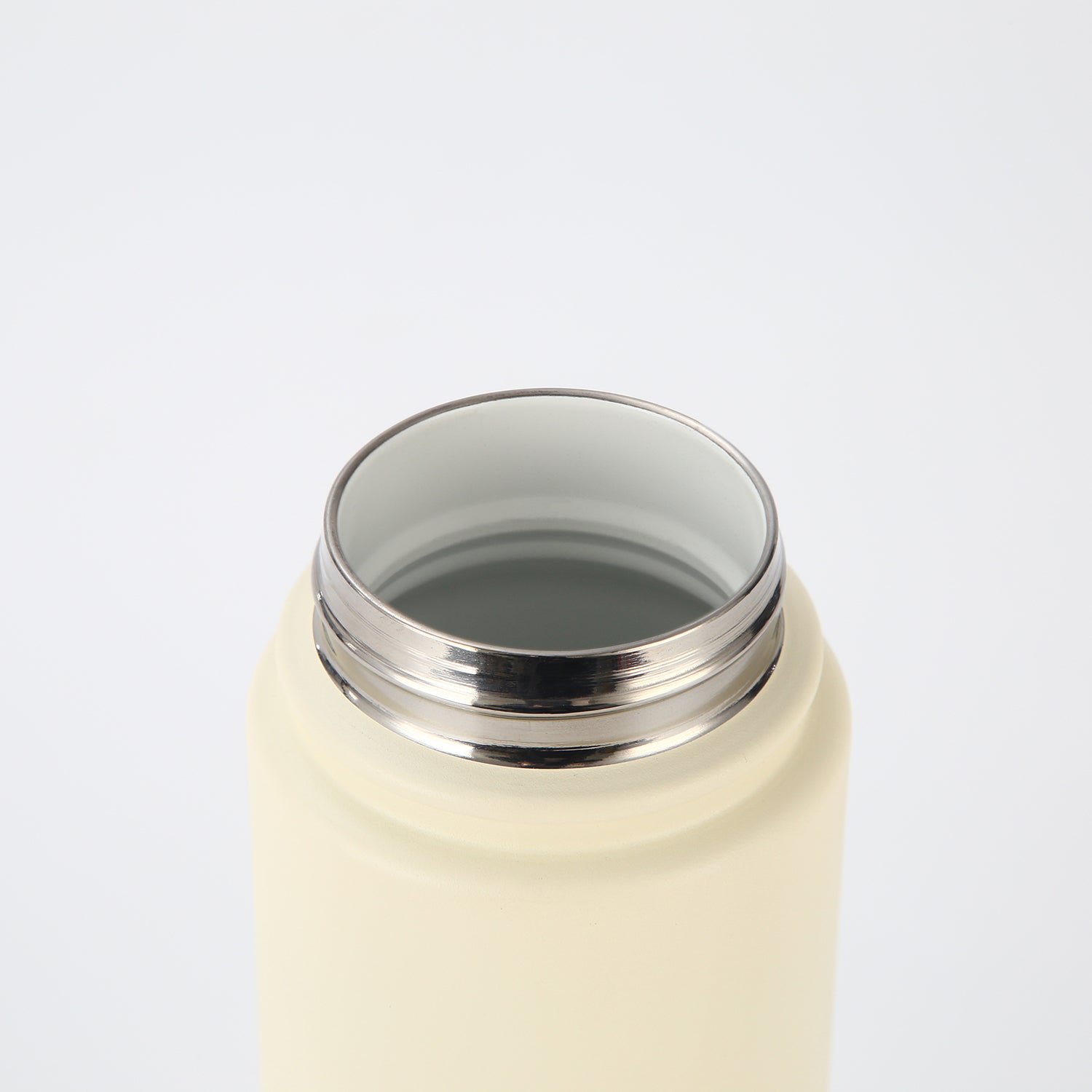 Crossing Urban Ceramic S/S Insulated Flat Cap Bottle With Handle 600ml - Skyline Singapore (White)