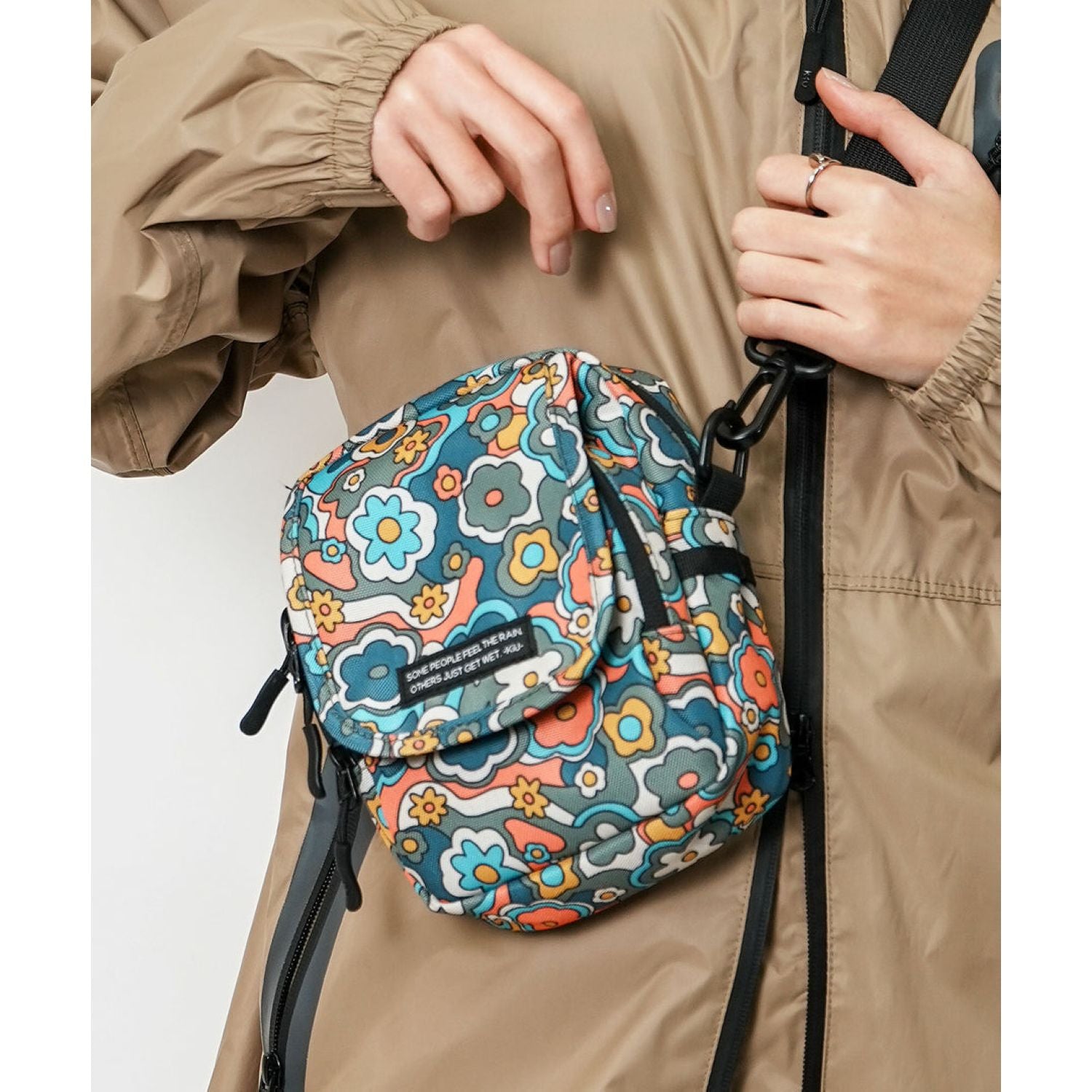 Kiu Water Repellent 600D Flap Pocket Shoulder Bag (Black)