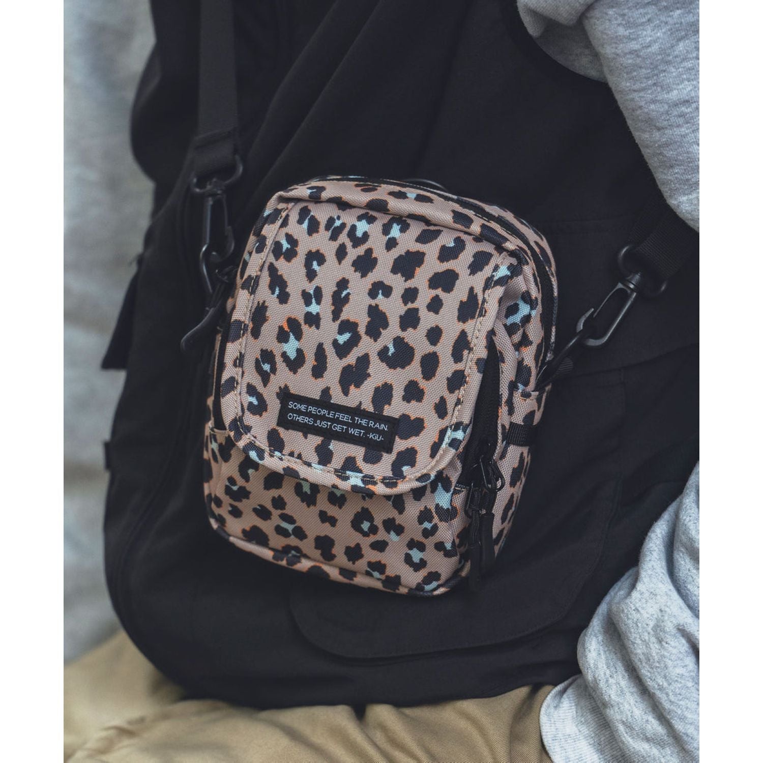 Kiu Water Repellent 600D Flap Pocket Shoulder Bag (Black)