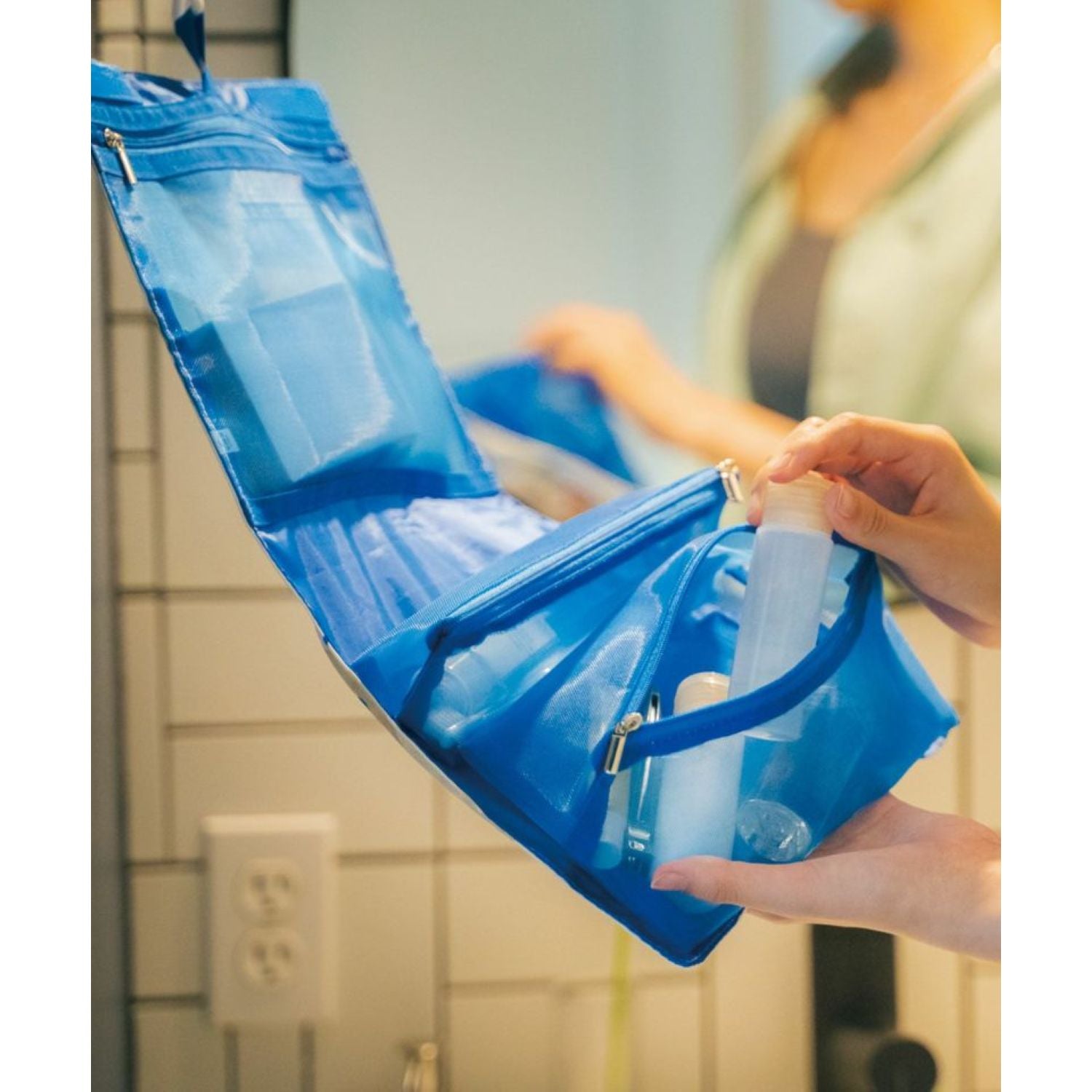 WPC Water Repellent Hanging Toiletry Kit (Blooming Tulip Red)