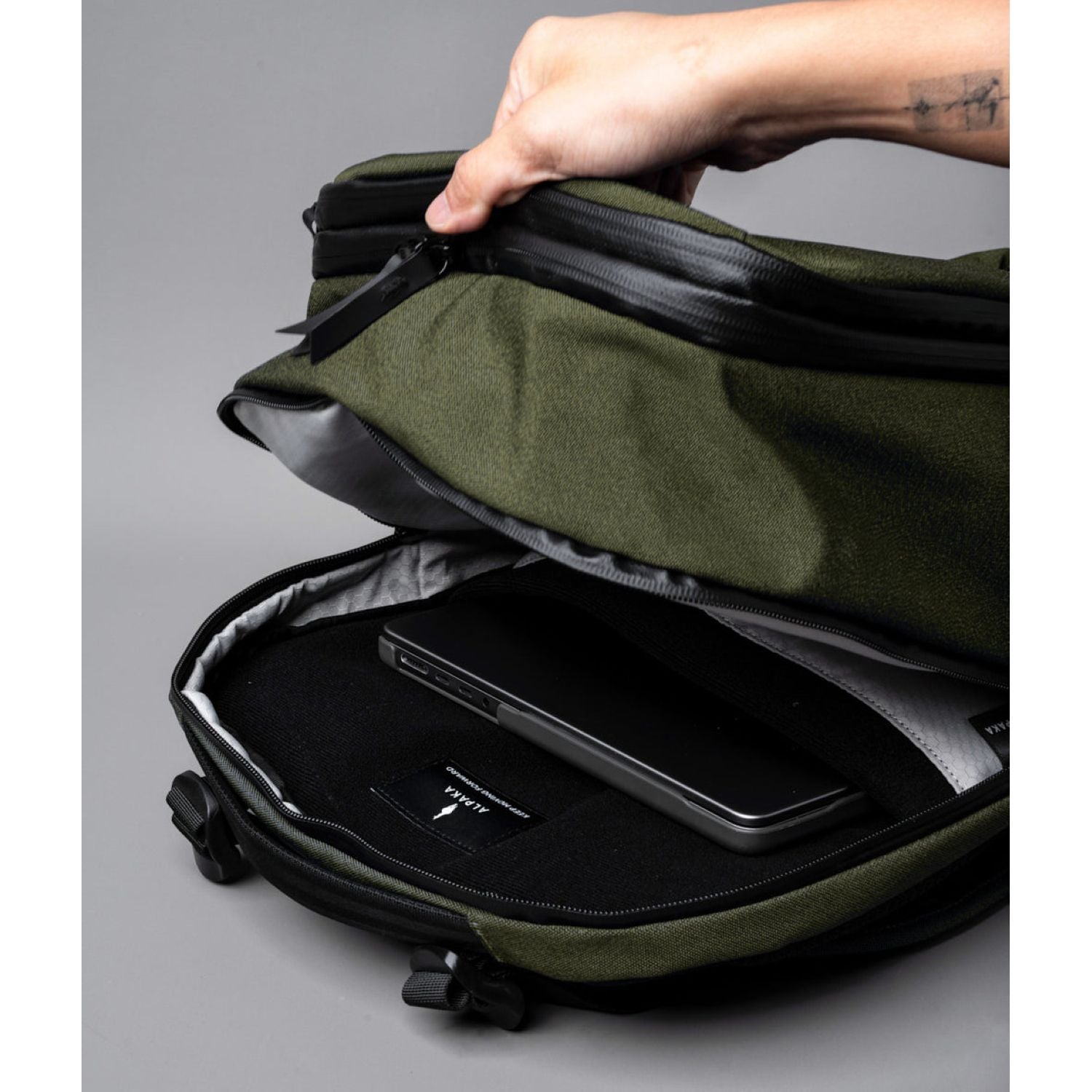 ALPAKA Elements Travel (35L) Axoflux 600D Backpack + Removable Waist Strap (Green)