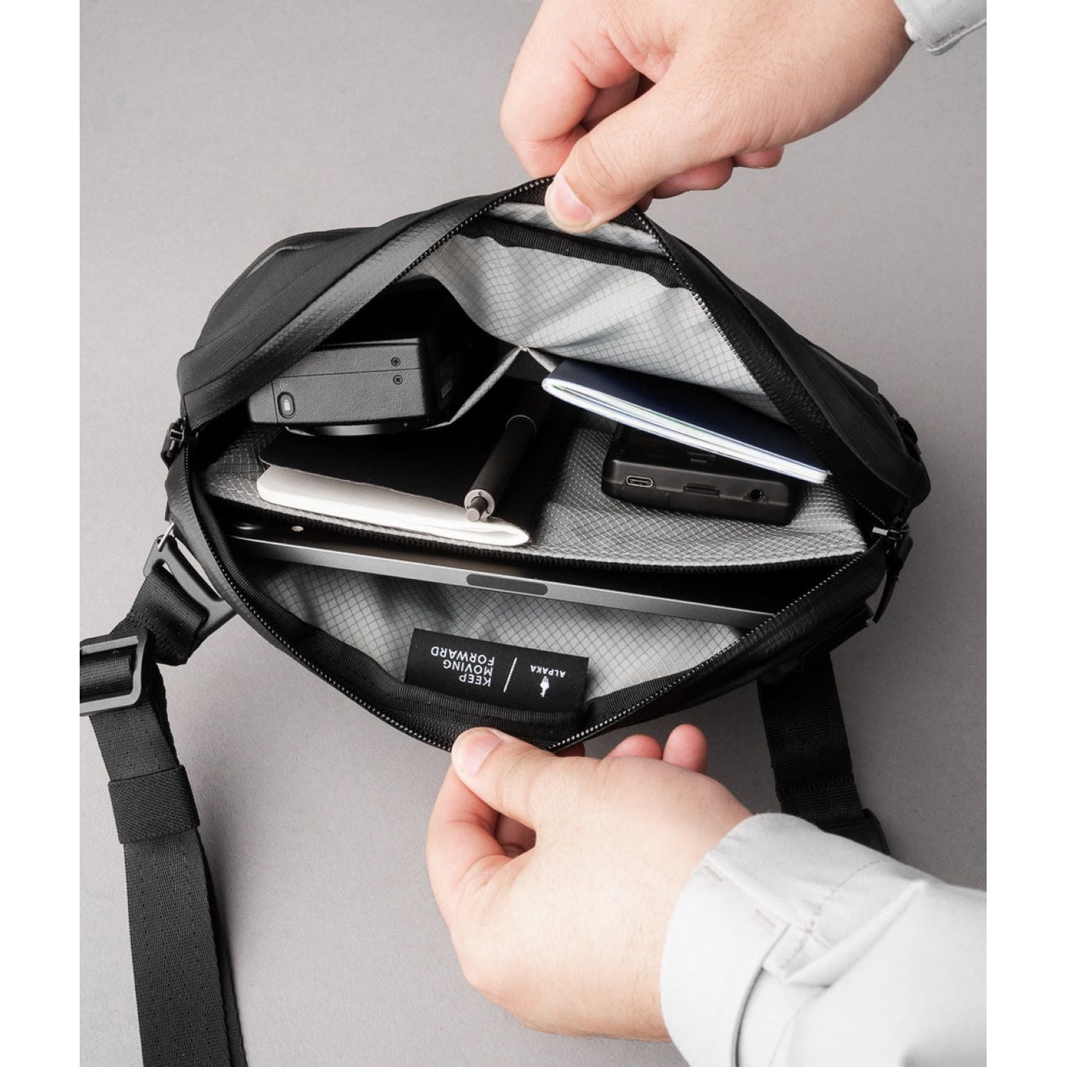 ALPAKA Flight Sling Axoflux 200D (Black)