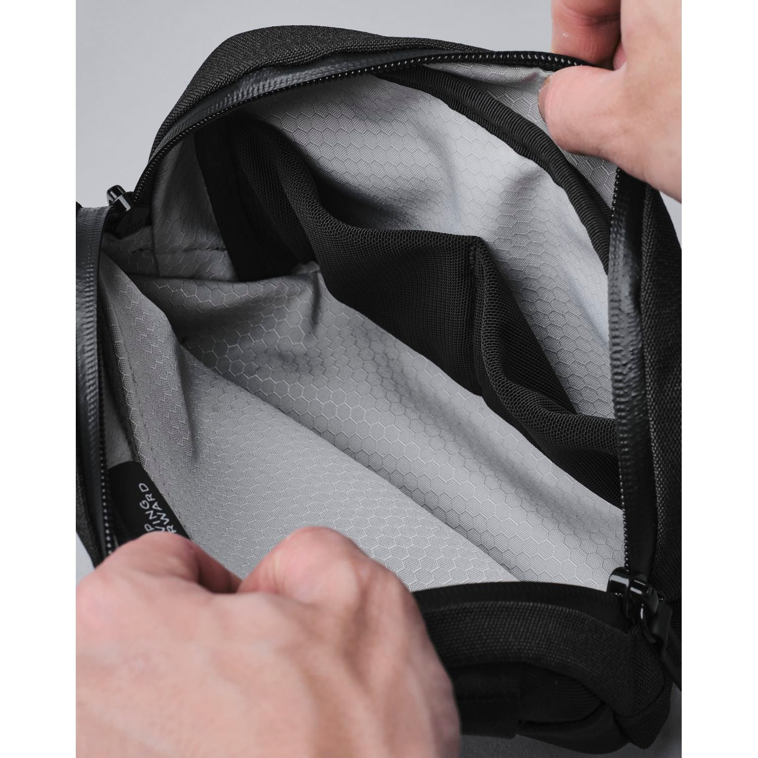 ALPAKA Go Sling Nano Axoflux 600D (Black)