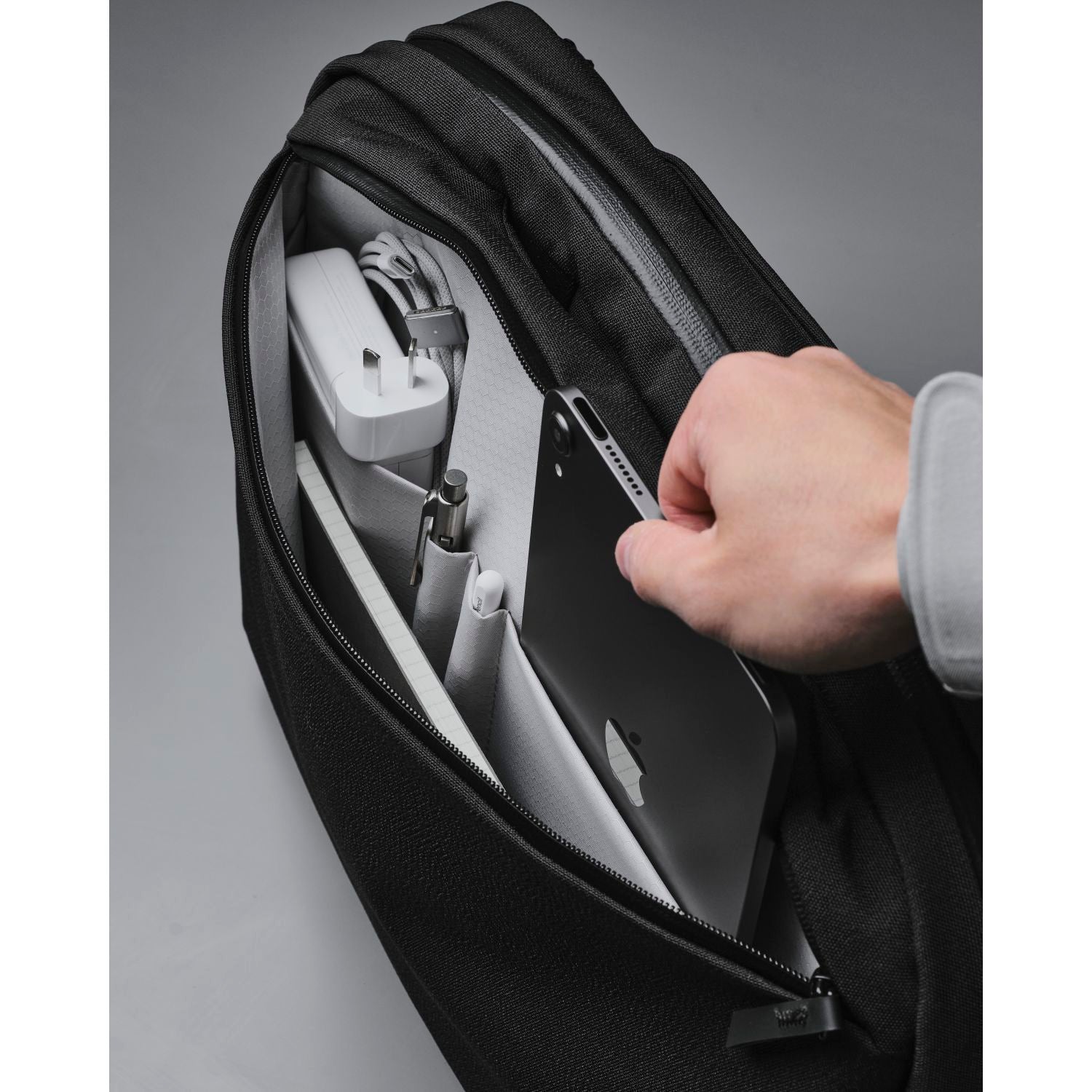 ALPAKA Tech Brief Pro Axoflux 600D (Black)