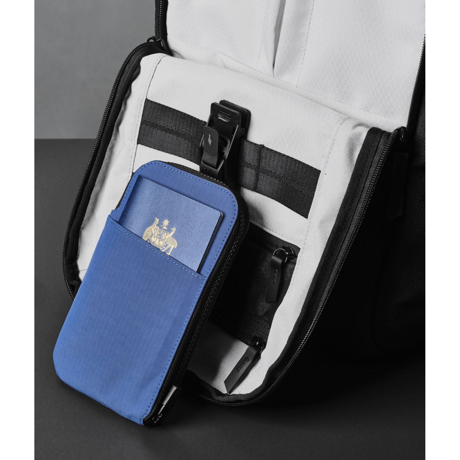 ALPAKA Zip Travel Wallet Axoflux 210D (Blue)
