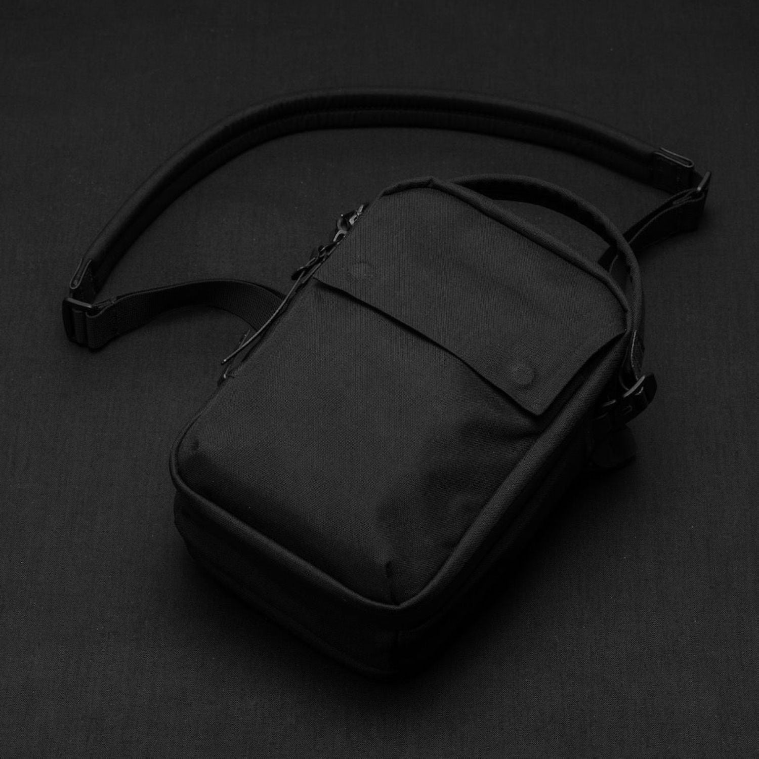 Black Ember Kompak Sling Bag 5L - Jet Black