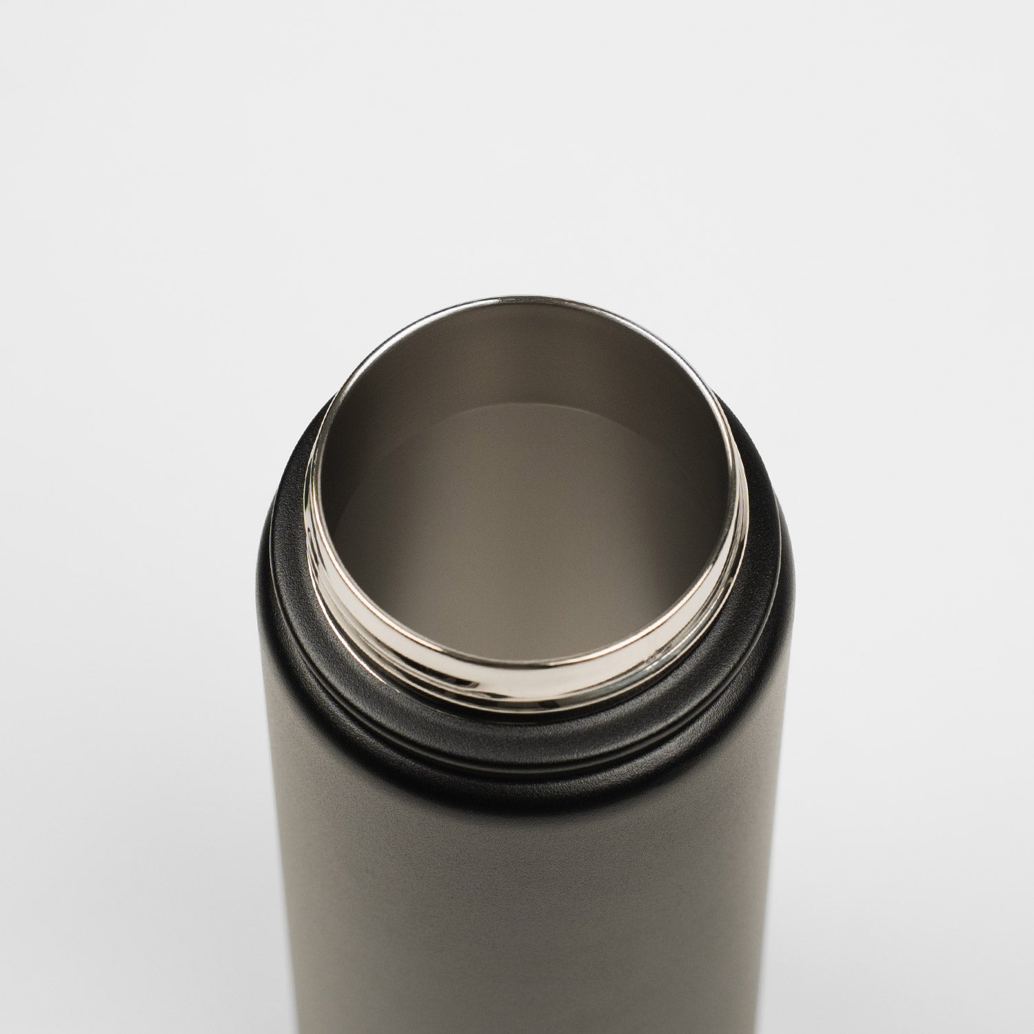 Crossing Urban Insulated S/S Bottle W Handle 540ml - Ebony