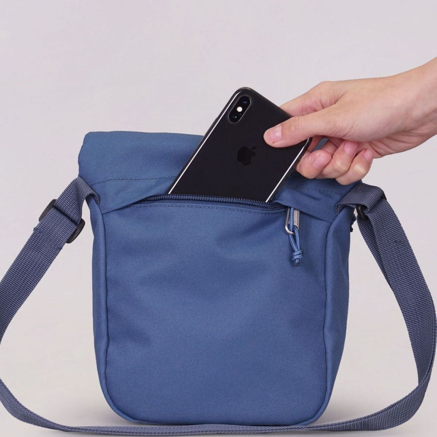 Hellolulu Desi Sling Bag (Smoke Blue)