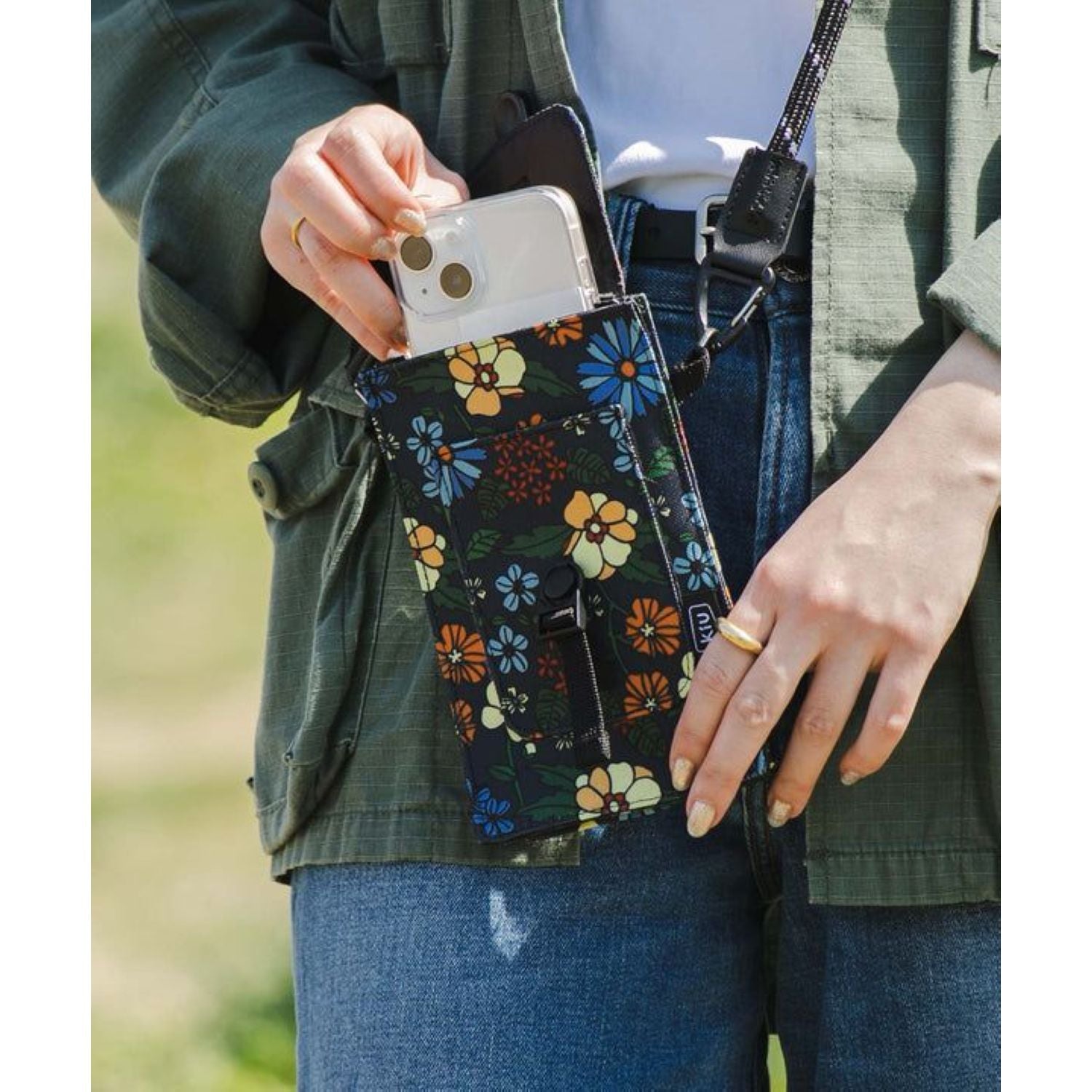 KiU Water Repellent 600D Phone Pouch (Nostalgia Black)