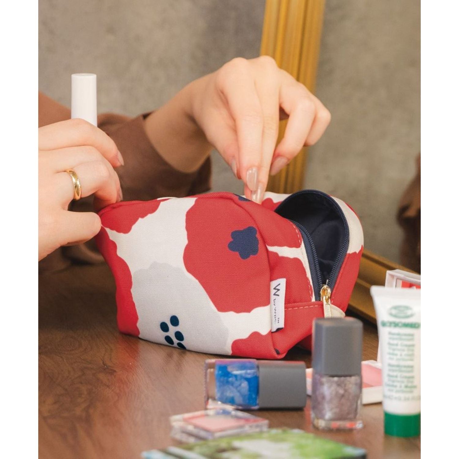 WPC Small Pouch (Blooming Tulip Red)