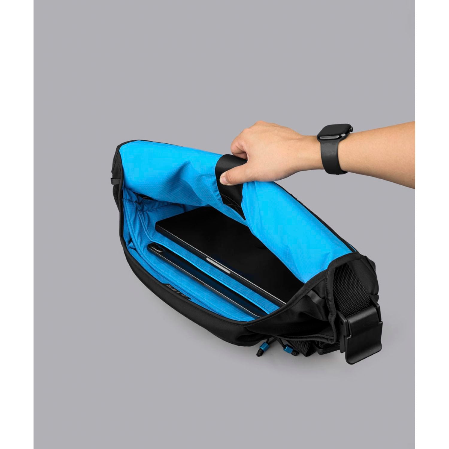 [PRE-ORDER] ALPAKA 7Ven Messenger Decade Edition 16" Ballastic Nylon 840D Bag (Black)
