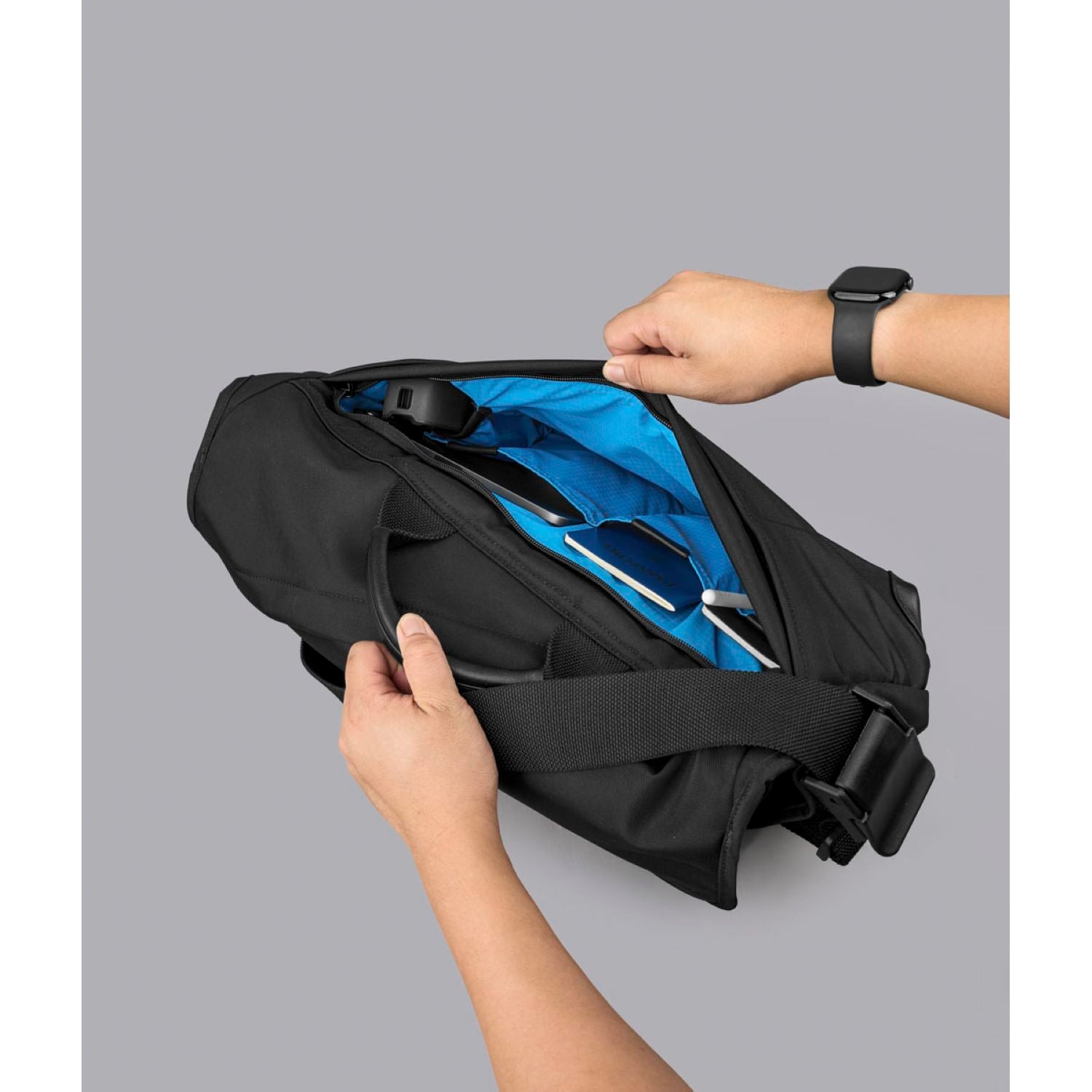 [PRE-ORDER] ALPAKA 7Ven Messenger Decade Edition 16" Ballastic Nylon 840D Bag (Black)