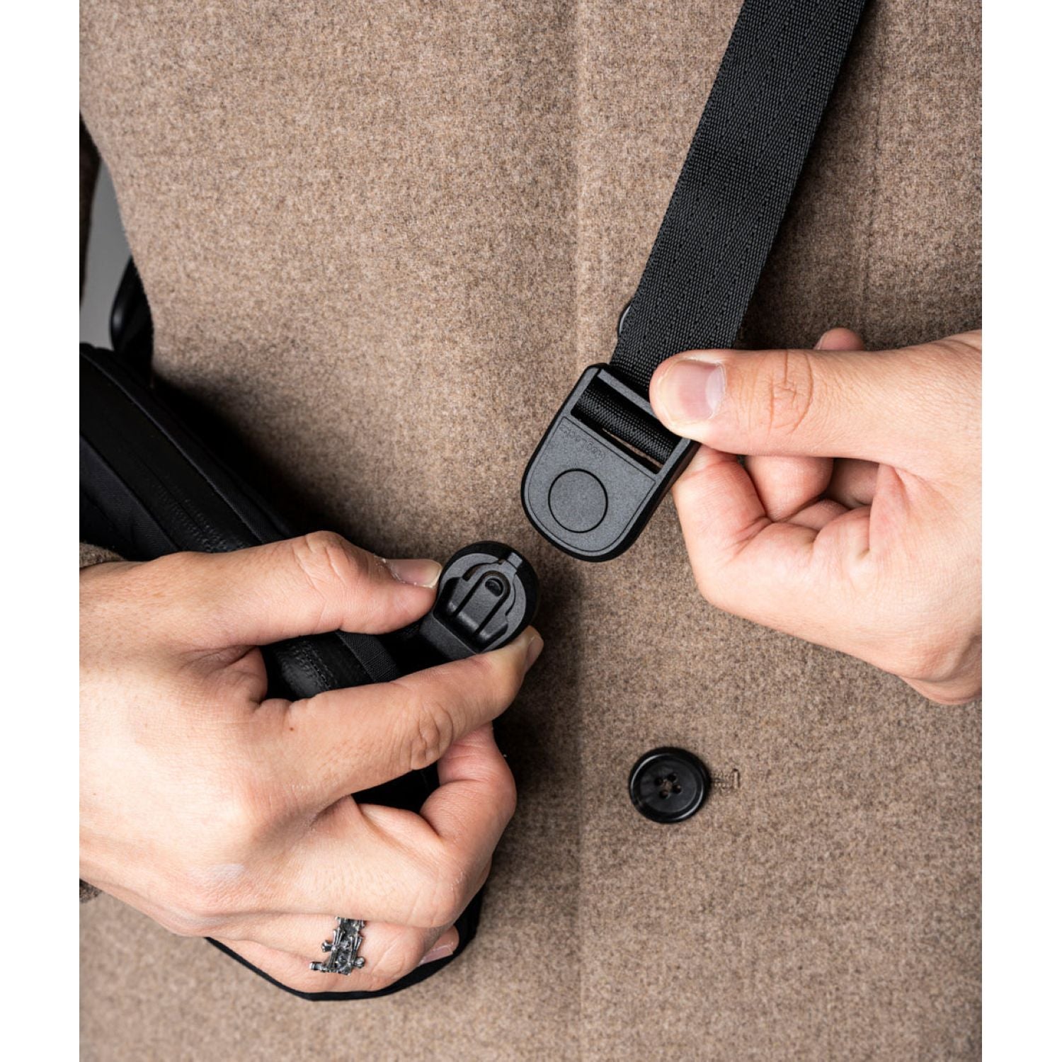 ALPAKA Flight Sling 1L Axoflux 210D (Black)