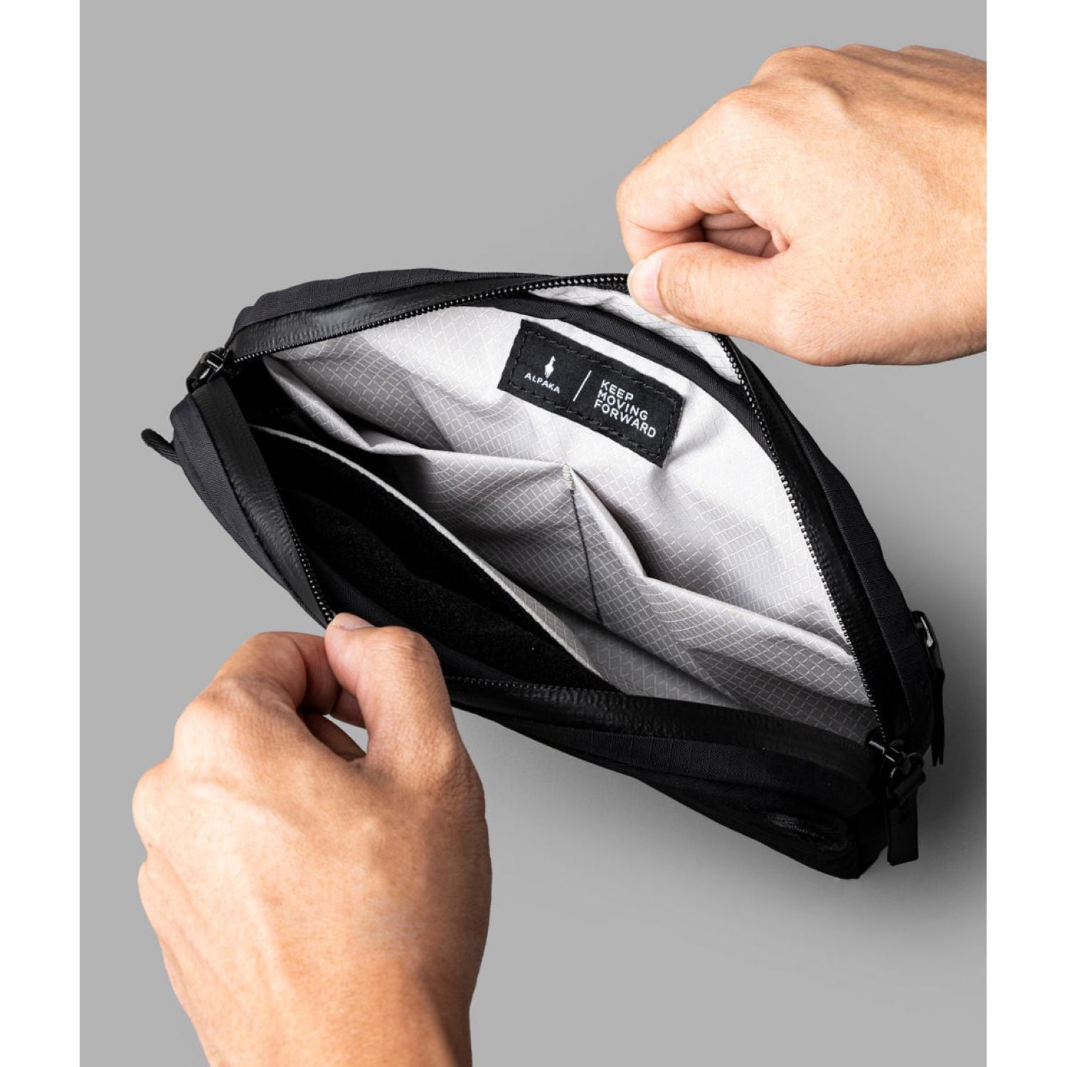 ALPAKA Flight Sling 1L Axoflux 210D (Black)