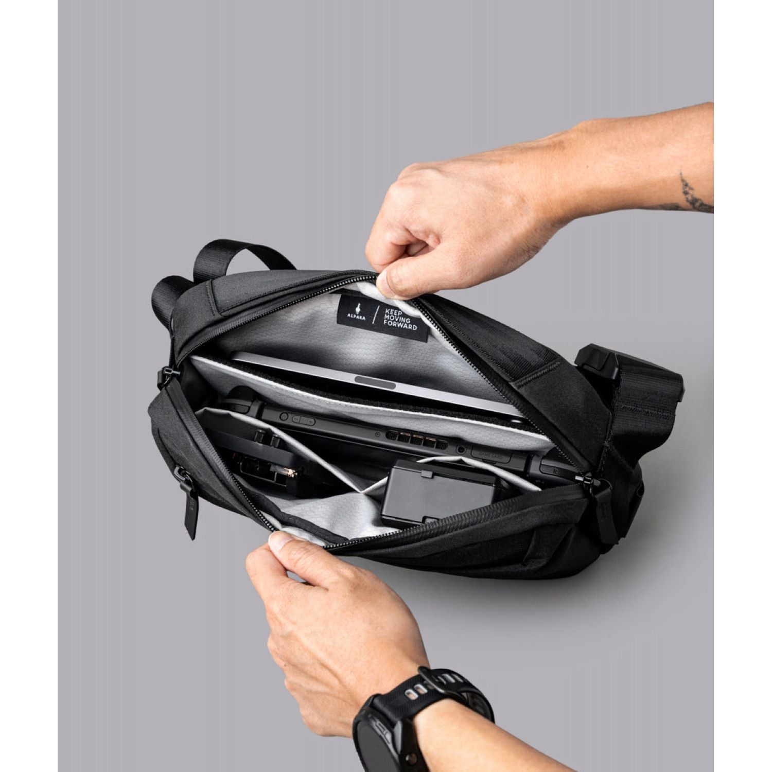 ALPAKA Go Sling Mini V2 (Maglockz Strap Buckle) Axoflux 300D (Black)