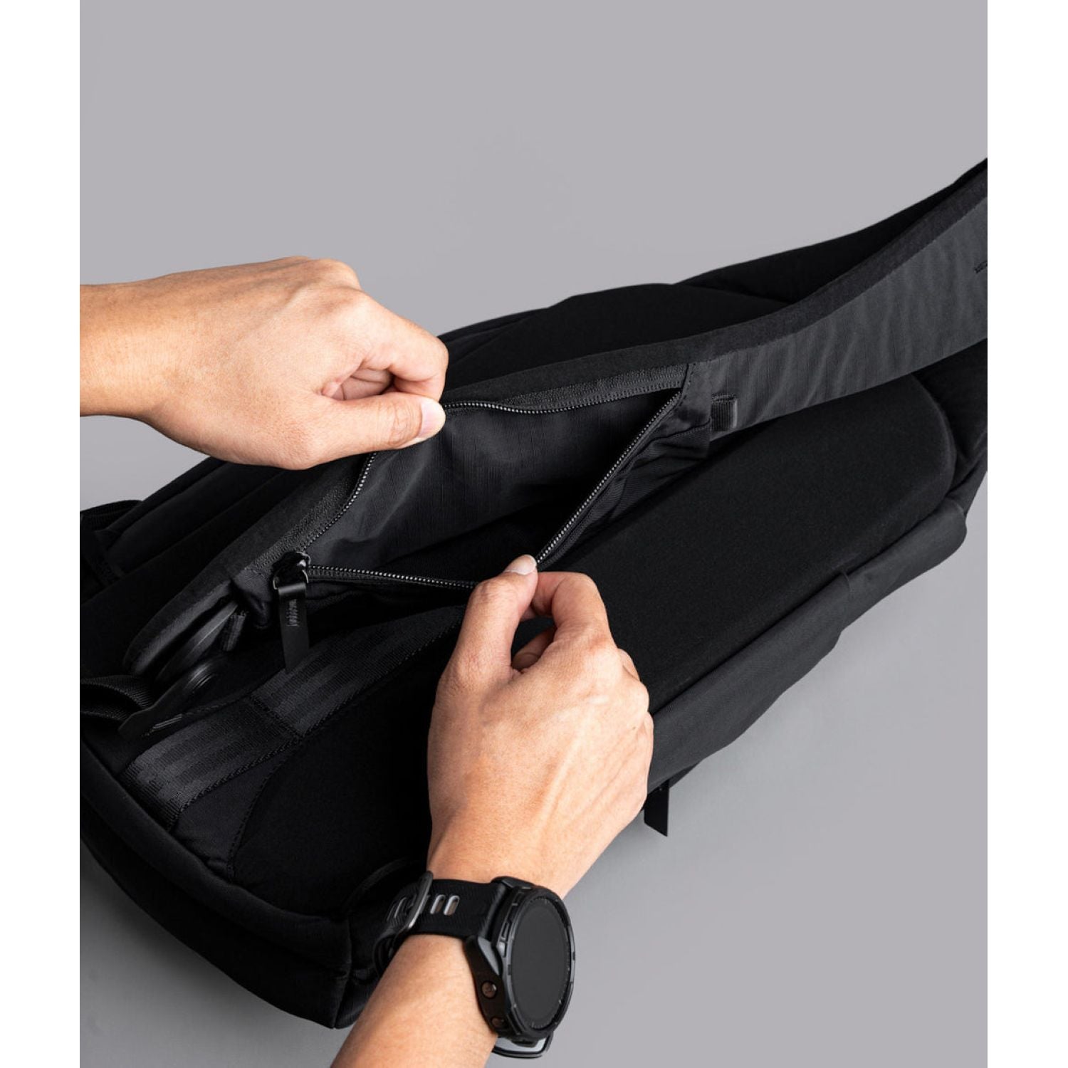 ALPAKA Metro Crossbody Left Shoulder Axoflux 210D (Black)