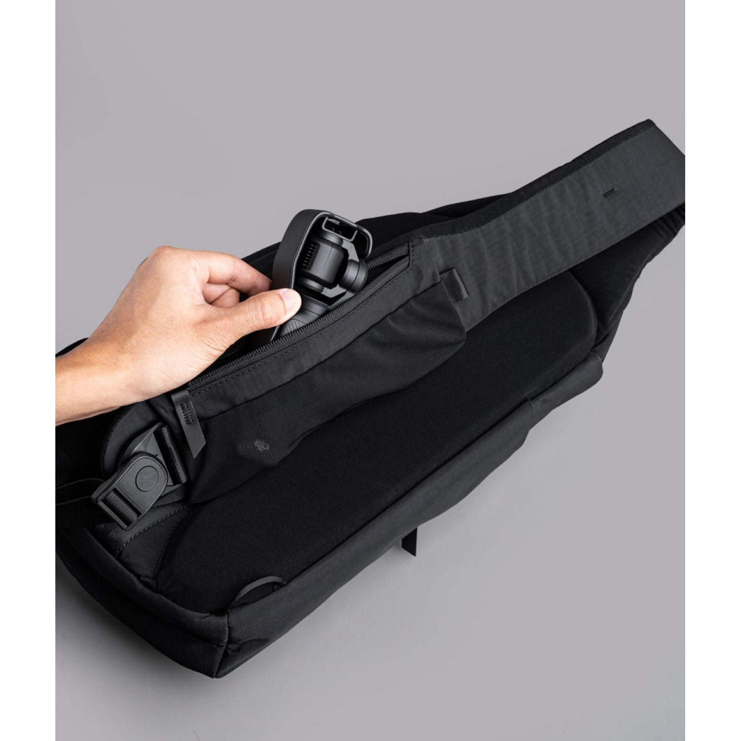 ALPAKA Metro Crossbody Left Shoulder Axoflux 210D (Black)