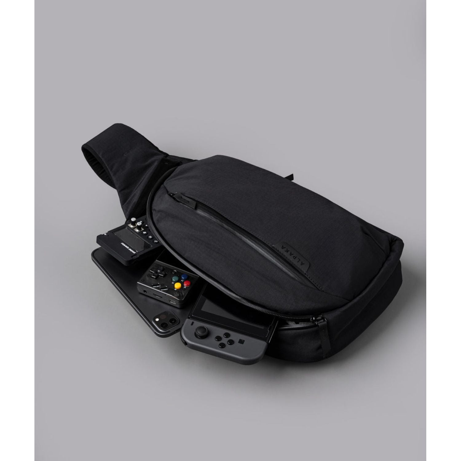 ALPAKA Metro Crossbody Right Shoulder Axoflux 210D (Black)