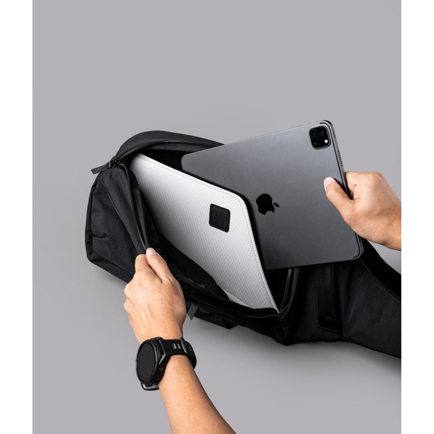 ALPAKA Metro Crossbody Right Shoulder Axoflux 210D (Black)