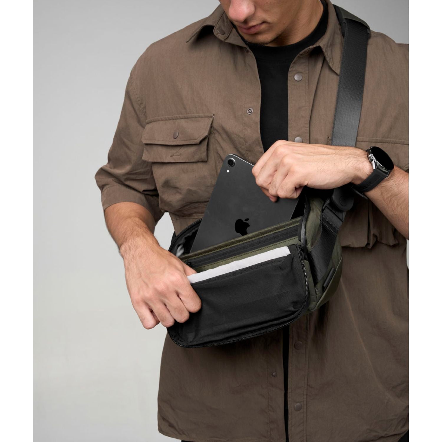 (PRE-ORDER) ALPAKA Vertex Mission Sling With Green Patch Ultradyne 100D (Green)