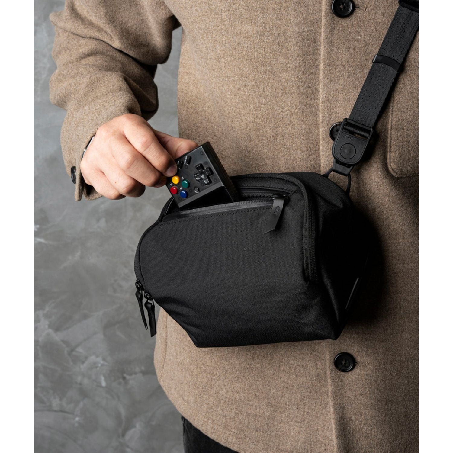 ALPAKA Vertex Pouch Mini 2L Axoflux 300D (Black)