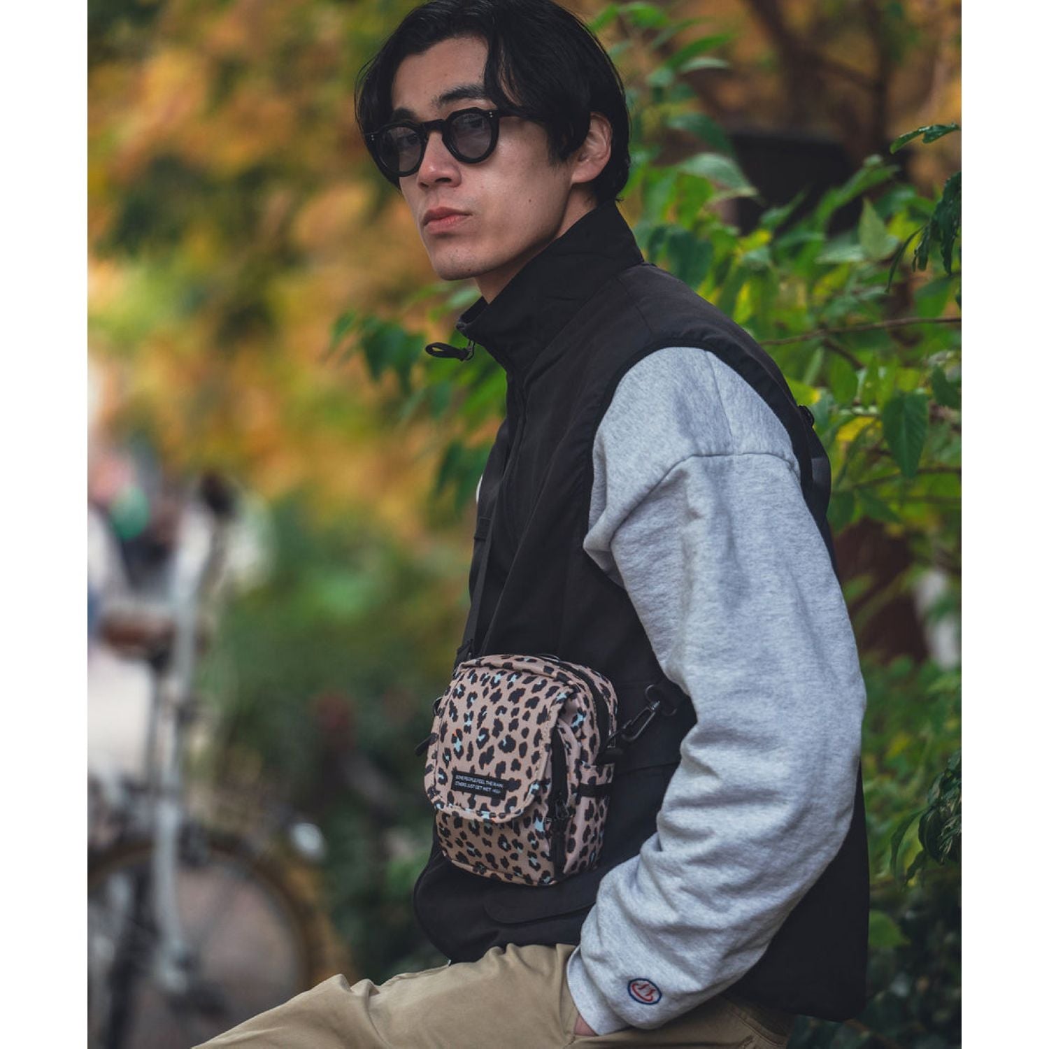 Kiu Water Repellent 600D Flap Pocket Shoulder Bag (Black)