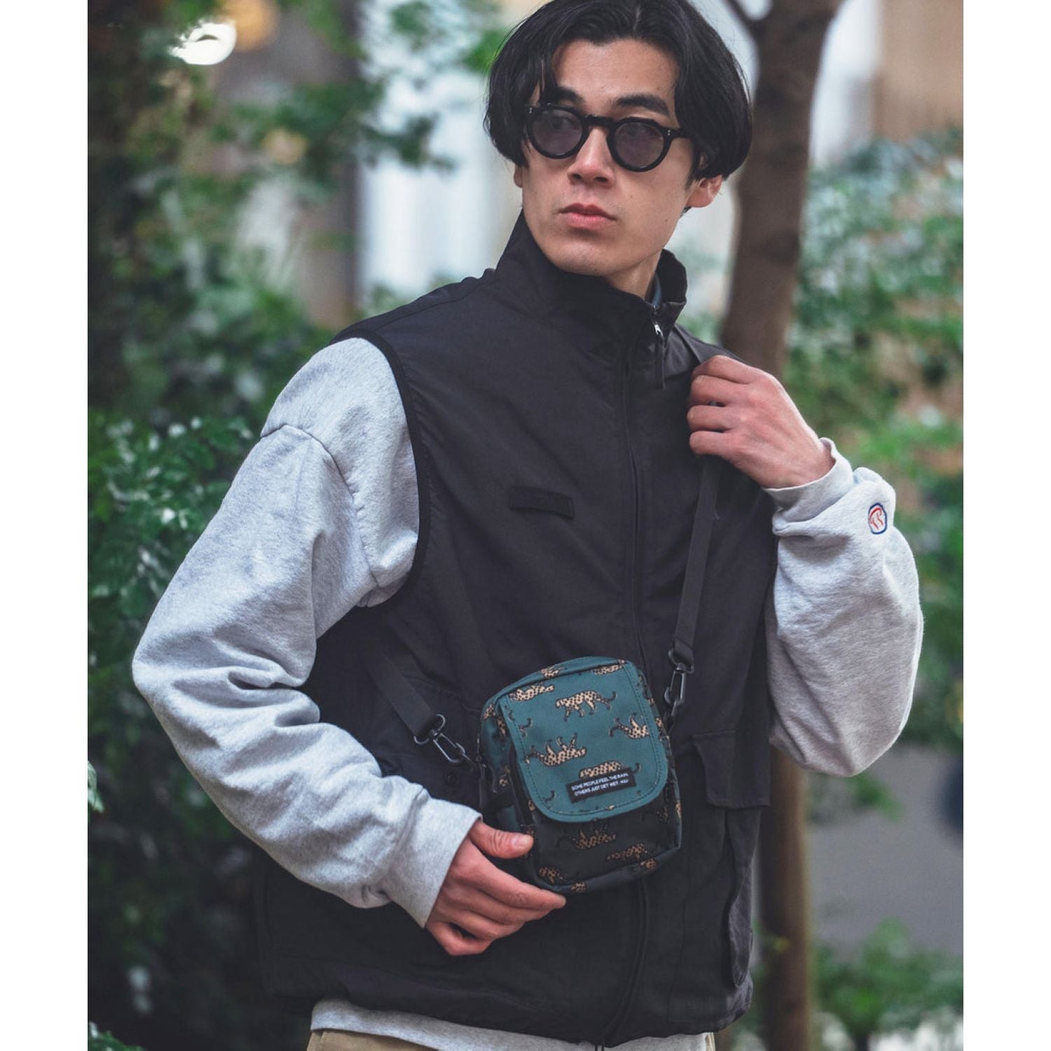 Kiu Water Repellent 600D Flap Pocket Shoulder Bag (Black)