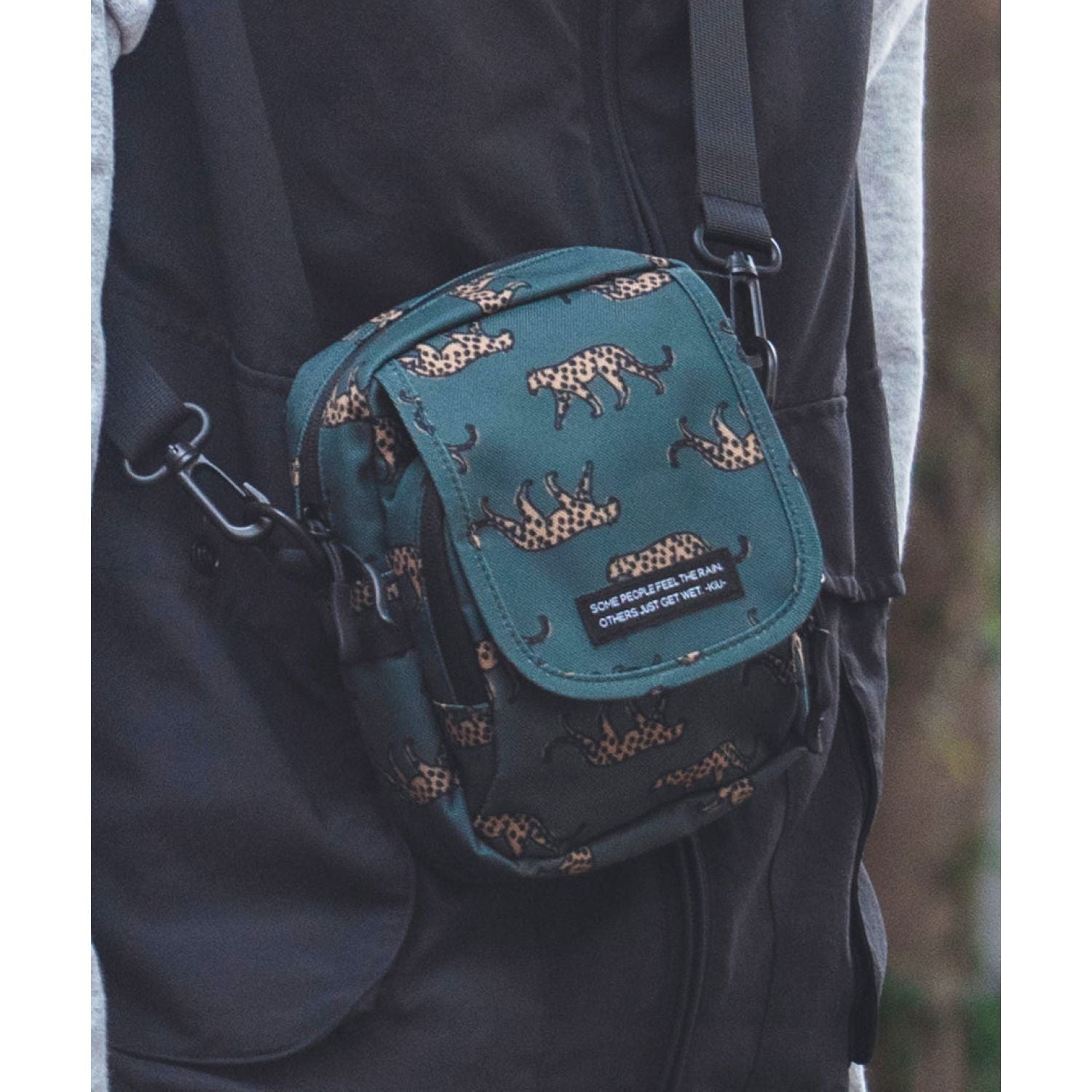 Kiu Water Repellent 600D Flap Pocket Shoulder Bag (Black)